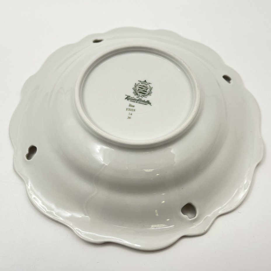 Тарелка сервировочная, украшенная цветочным декором, фарфор, золочение, Weimar Porzellan (Веймарский фарфор), ГДР, 1950-1980 гг.