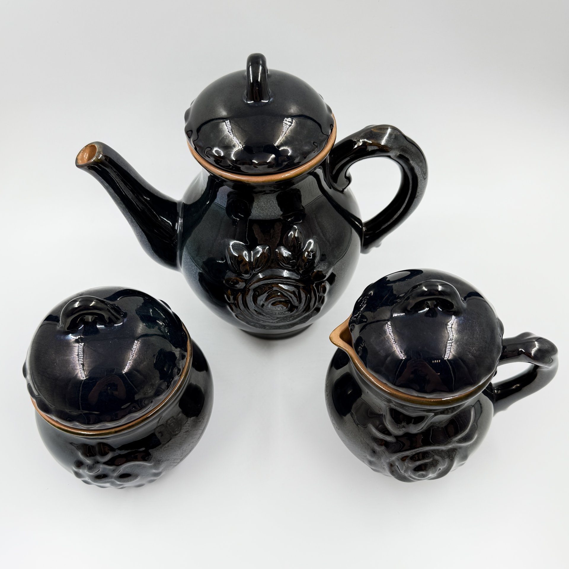 Чайный набор с рельефным декором (сахарница, молочник, чайник), керамика, рельеф, поливы