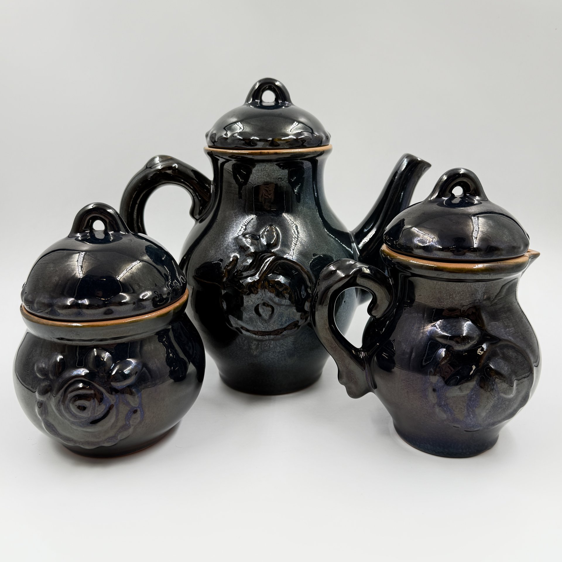 Чайный набор с рельефным декором (сахарница, молочник, чайник), керамика, рельеф, поливы