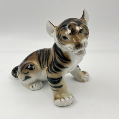 Статуэтка "Тигрёнок", скульптор Б.Я. Воробьев, фарфор, роспись, Ленинградский фарфоровый завод (ЛФЗ), СССР, 1970-1991 гг.