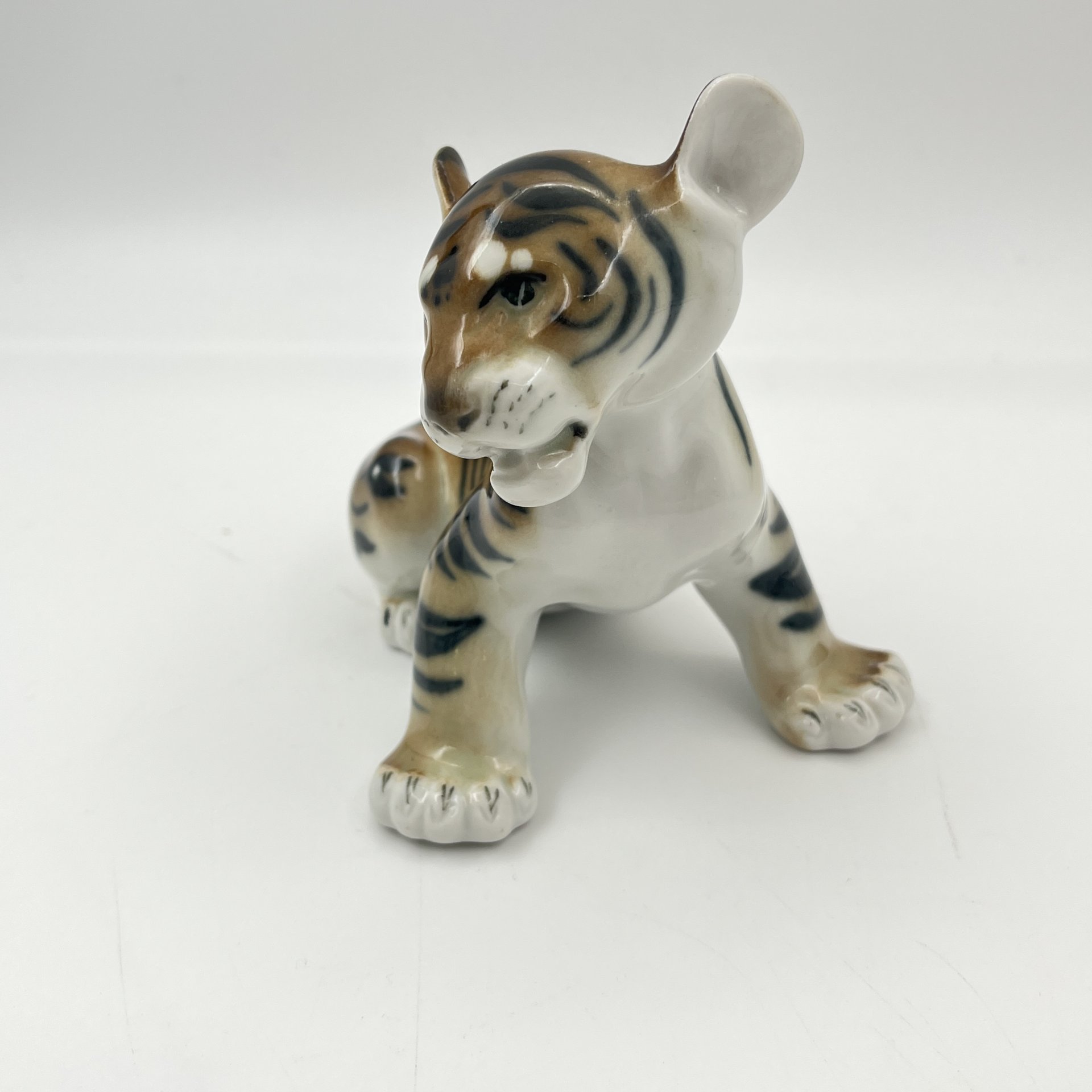 Статуэтка "Тигрёнок", скульптор Б.Я. Воробьев, фарфор, роспись, Ленинградский фарфоровый завод (ЛФЗ), СССР, 1970-1991 гг.