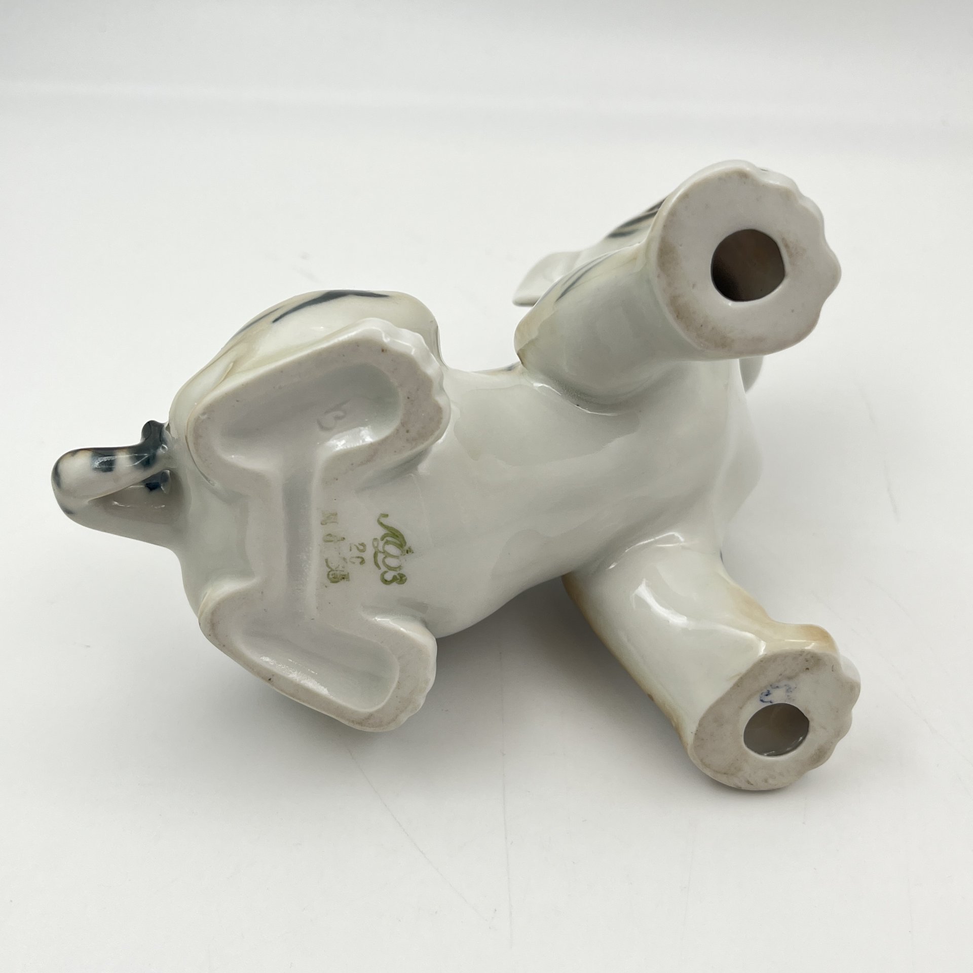 Статуэтка "Тигрёнок", скульптор Б.Я. Воробьев, фарфор, роспись, Ленинградский фарфоровый завод (ЛФЗ), СССР, 1970-1991 гг.