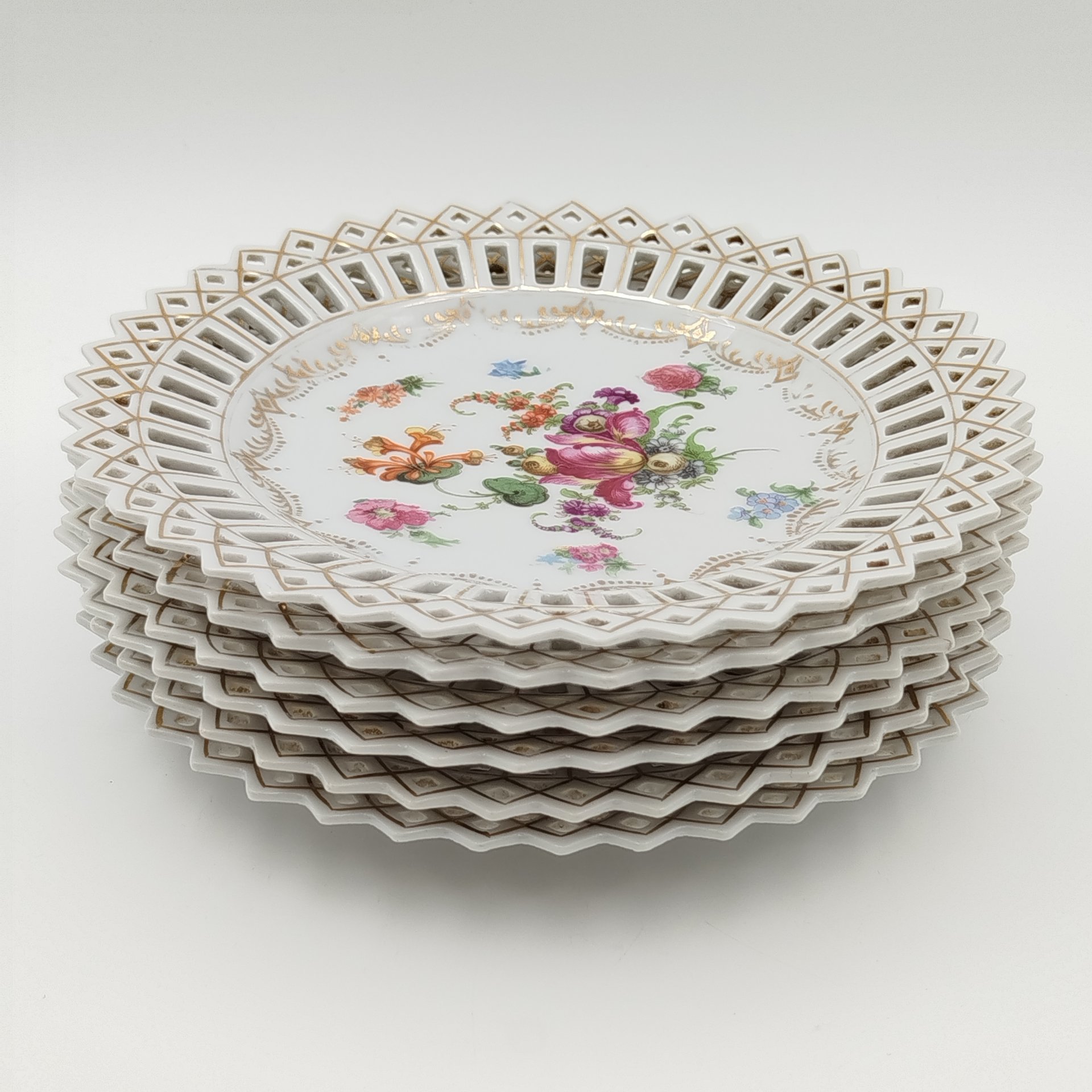 Набор из 6 тарелок с прорезным бортом и цветочным декором, фарфор, деколь, Carl Schumann, Arzberg, Bavaria, Германская империя, 1900-1918 гг.