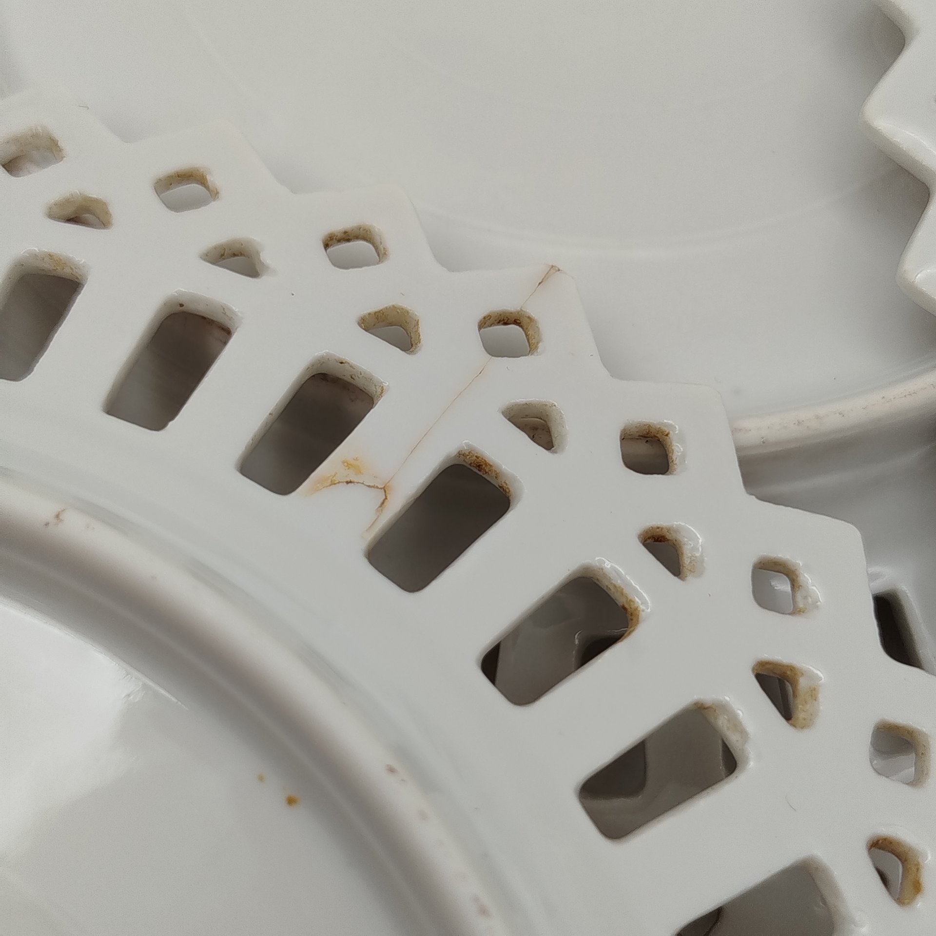 Набор из 6 тарелок с прорезным бортом и цветочным декором, фарфор, деколь, Carl Schumann, Arzberg, Bavaria, Германская империя, 1900-1918 гг.