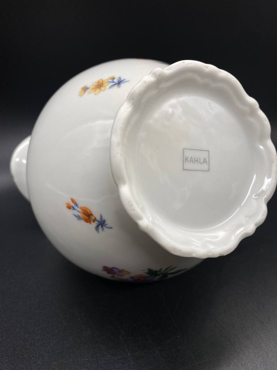 Молочник, украшенный цветочным декором с фигурной ручкой, Kahla