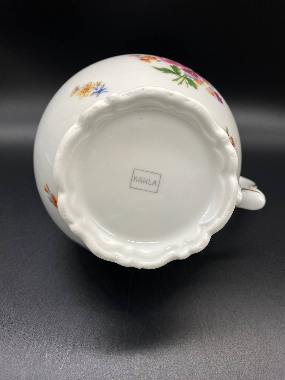 Молочник, украшенный цветочным декором с фигурной ручкой, Kahla