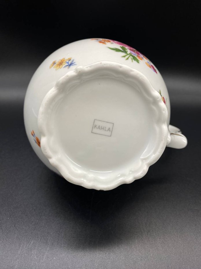 Молочник, украшенный цветочным декором с фигурной ручкой, Kahla
