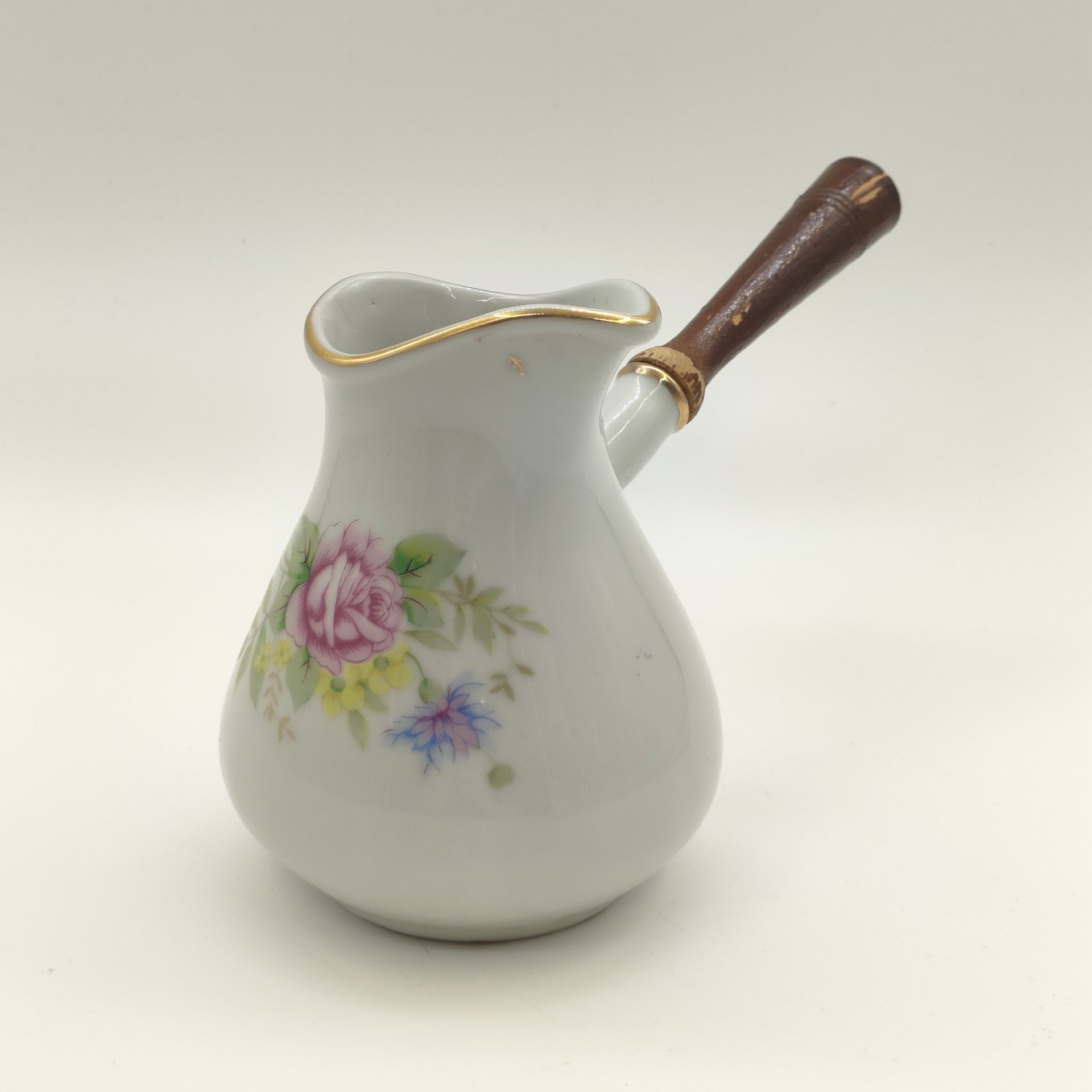 Турка с деревянной ручкой, украшенная декором в виде цветов