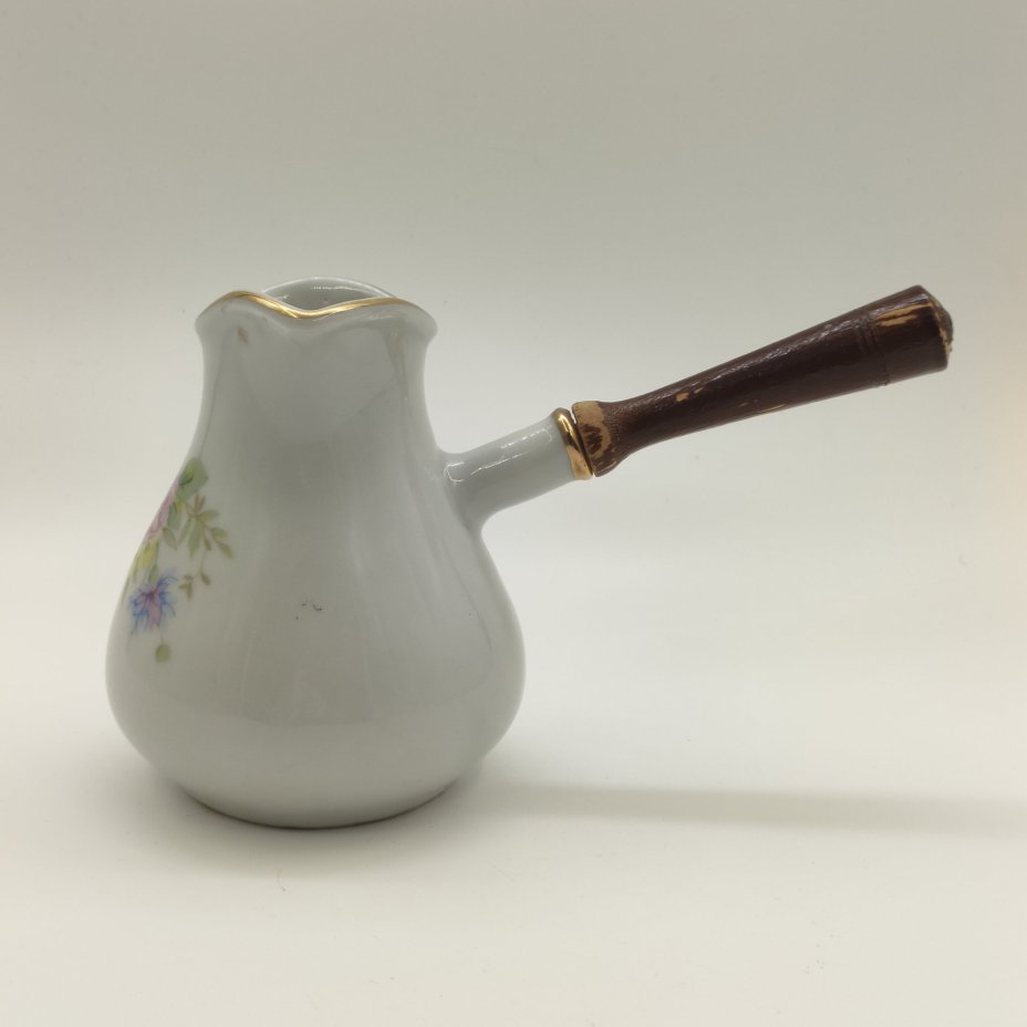 Турка с деревянной ручкой, украшенная декором в виде цветов