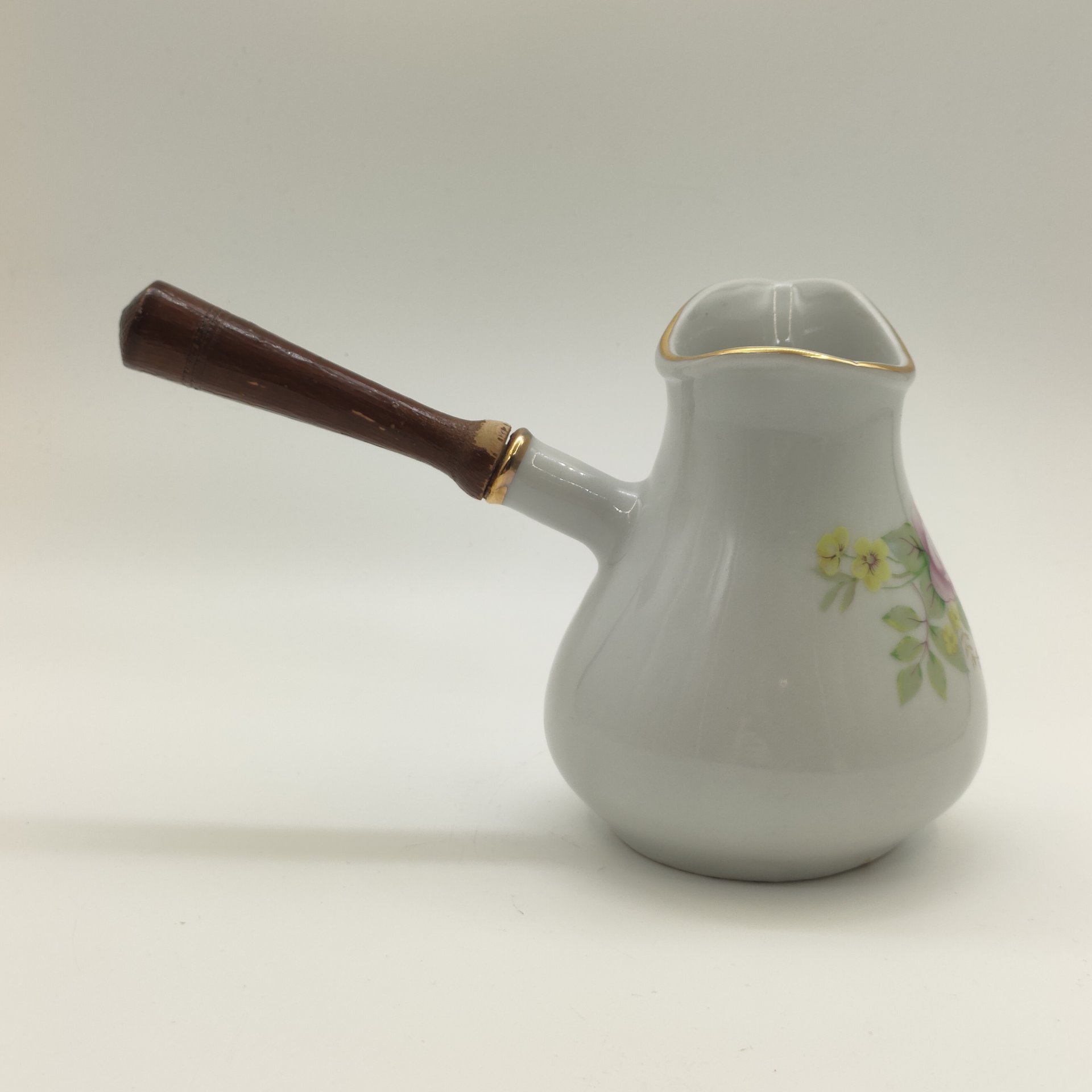 Турка с деревянной ручкой, украшенная декором в виде цветов