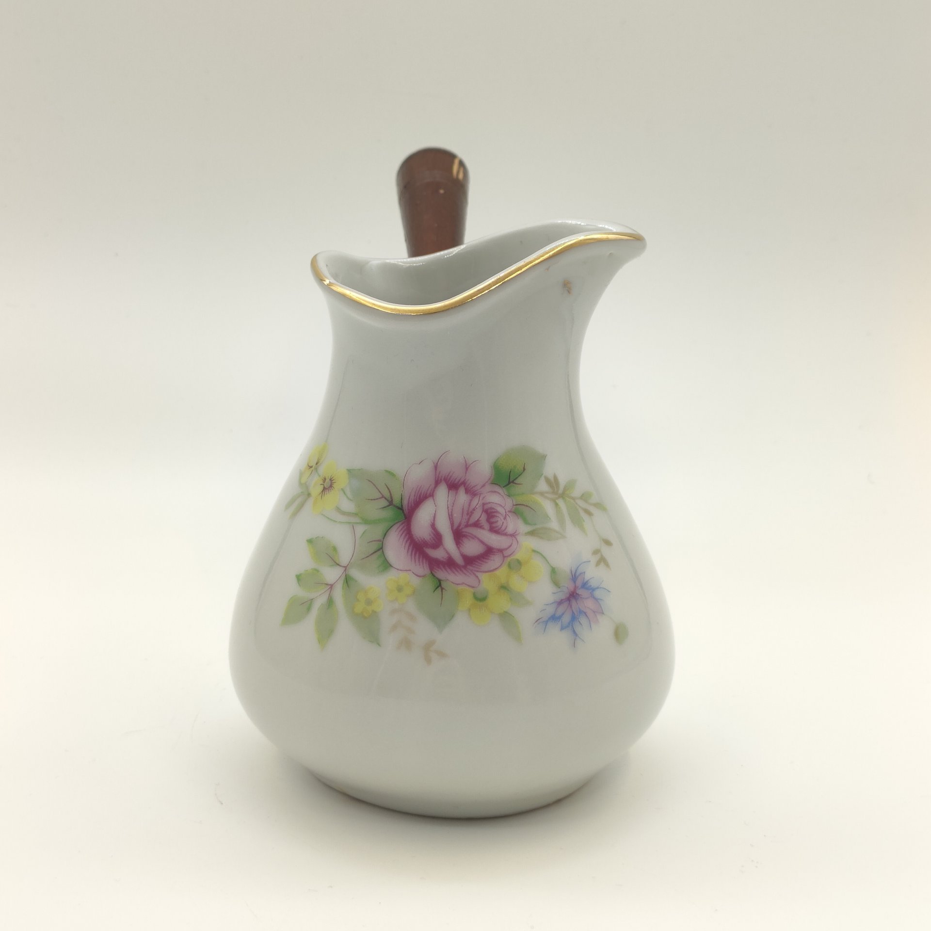 Турка с деревянной ручкой, украшенная декором в виде цветов