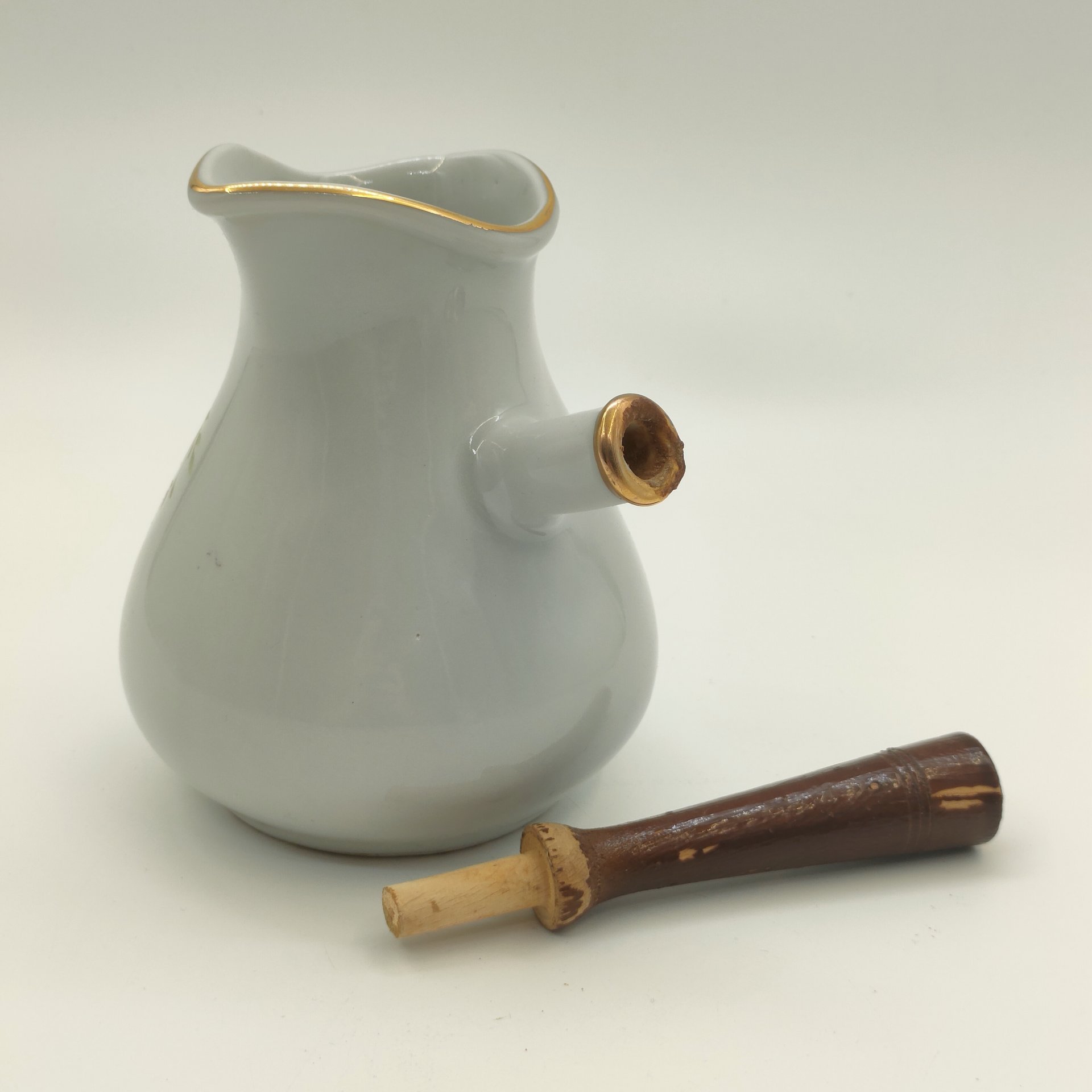 Турка с деревянной ручкой, украшенная декором в виде цветов