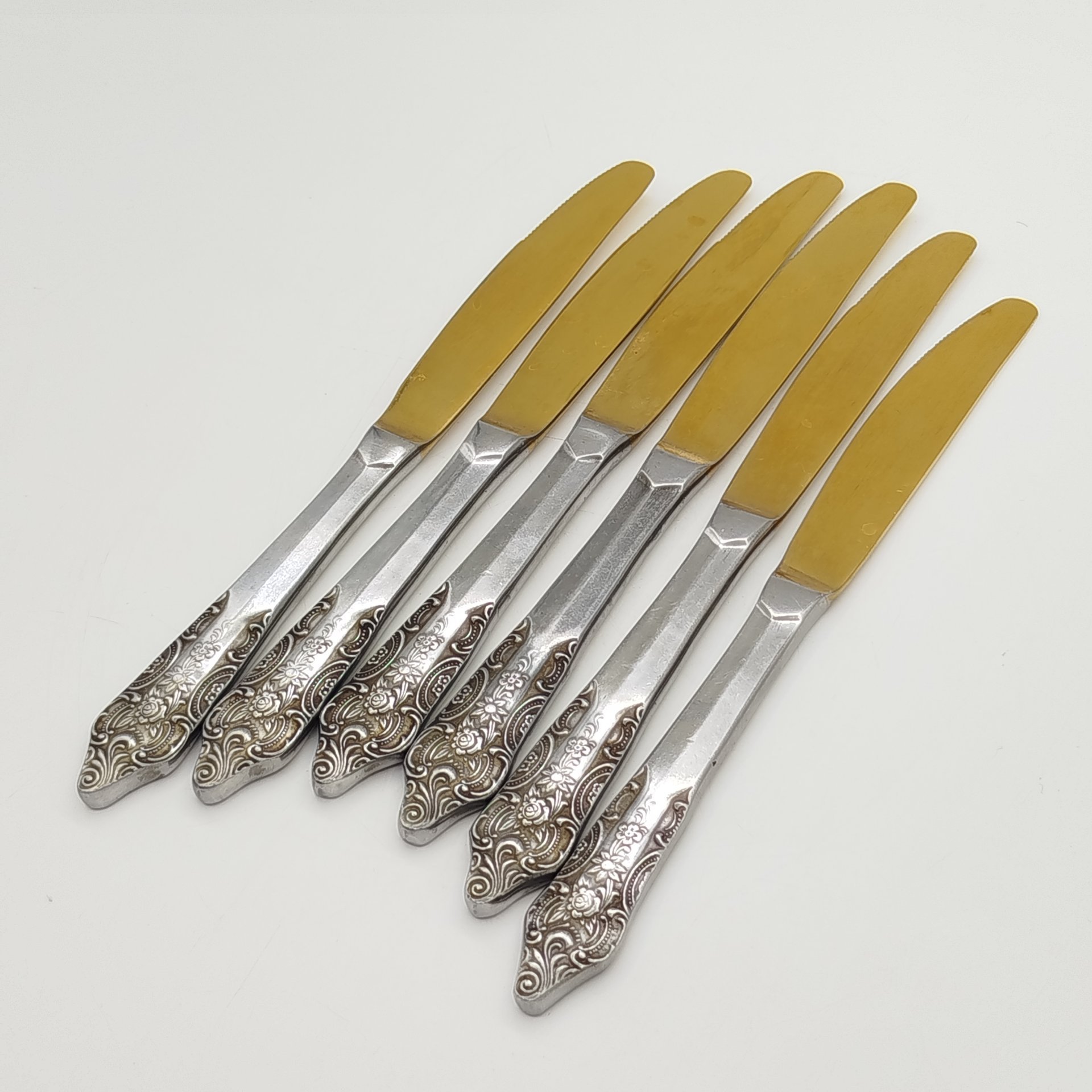 Набор из 6-ти столовых ножей, украшенных растительным декором, нержавеющая сталь, золочение, Павловский завод художественных металлоизделий им. С.М. Кирова, СССР