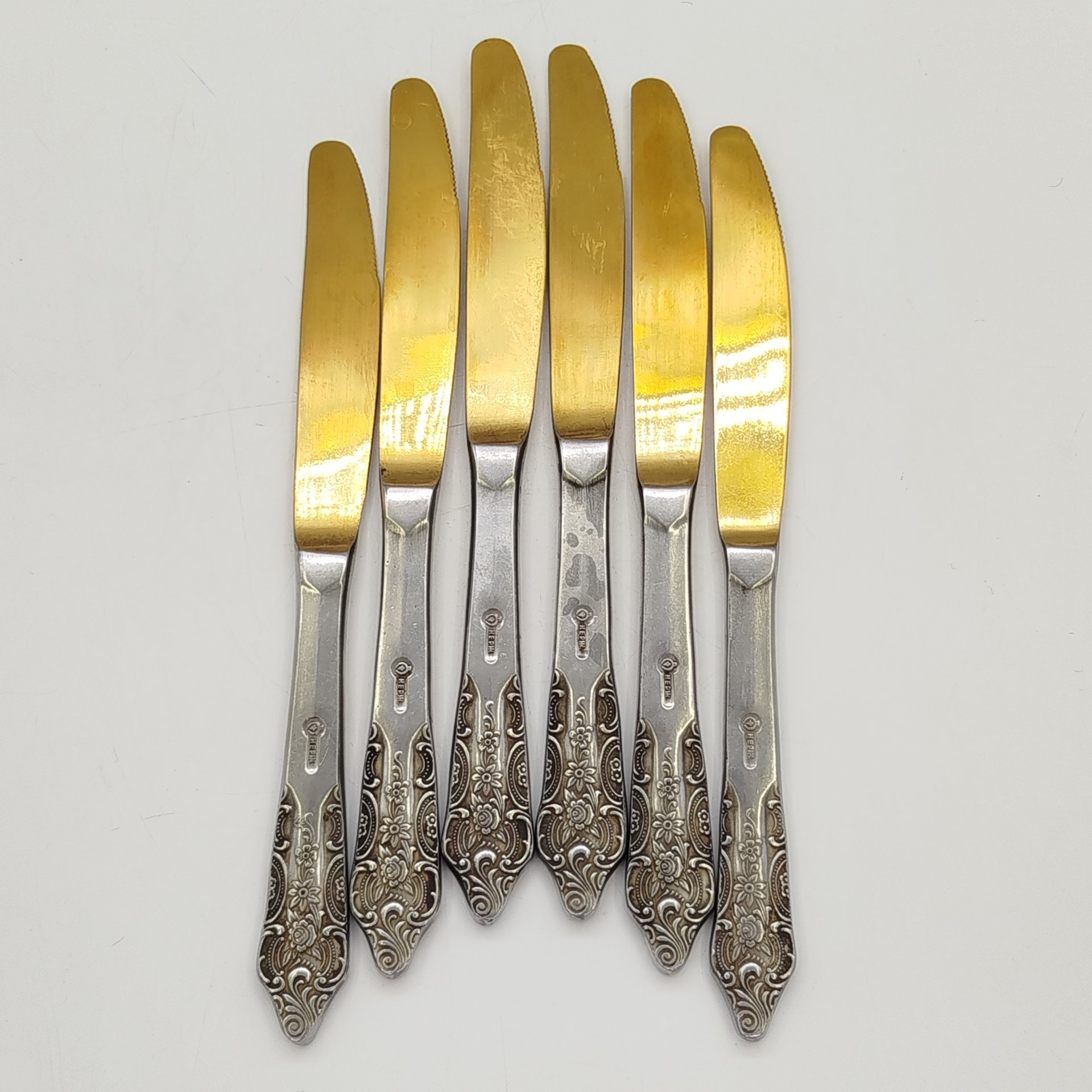 Набор из 6-ти столовых ножей, украшенных растительным декором, нержавеющая сталь, золочение, Павловский завод художественных металлоизделий им. С.М. Кирова, СССР