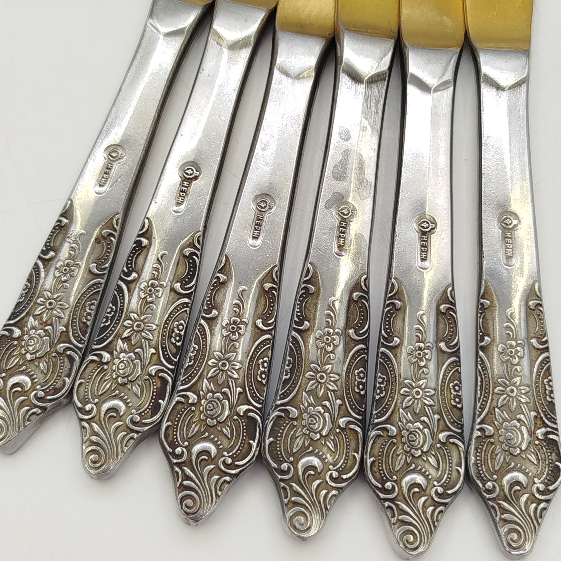 Набор из 6-ти столовых ножей, украшенных растительным декором, нержавеющая сталь, золочение, Павловский завод художественных металлоизделий им. С.М. Кирова, СССР