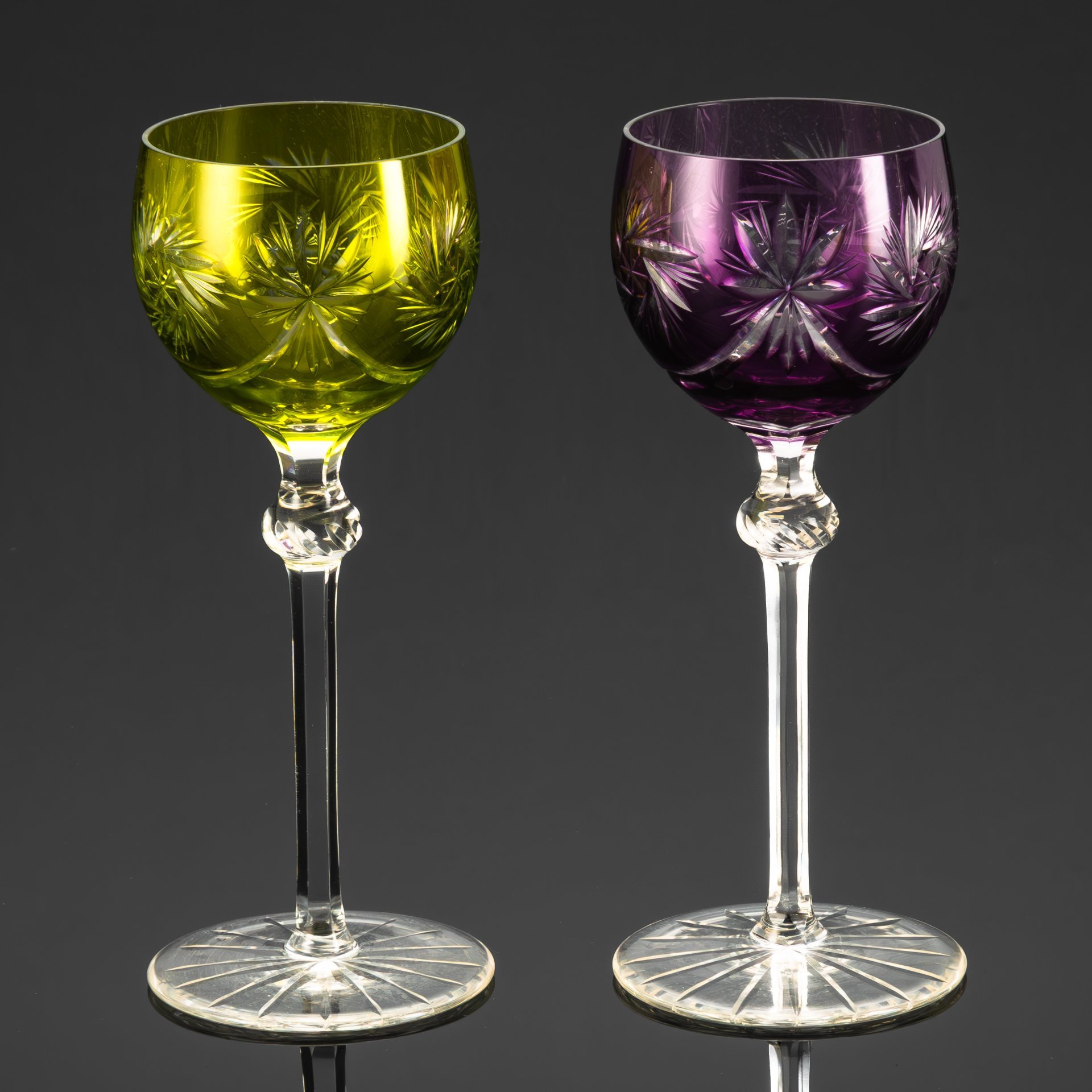 Набор из 2-х фужеров (бокалов) аметистового и зеленого оттенков с геометрическим резным декором, хрусталь, алмазная грань, Чехословакия, 1970-1990 гг.