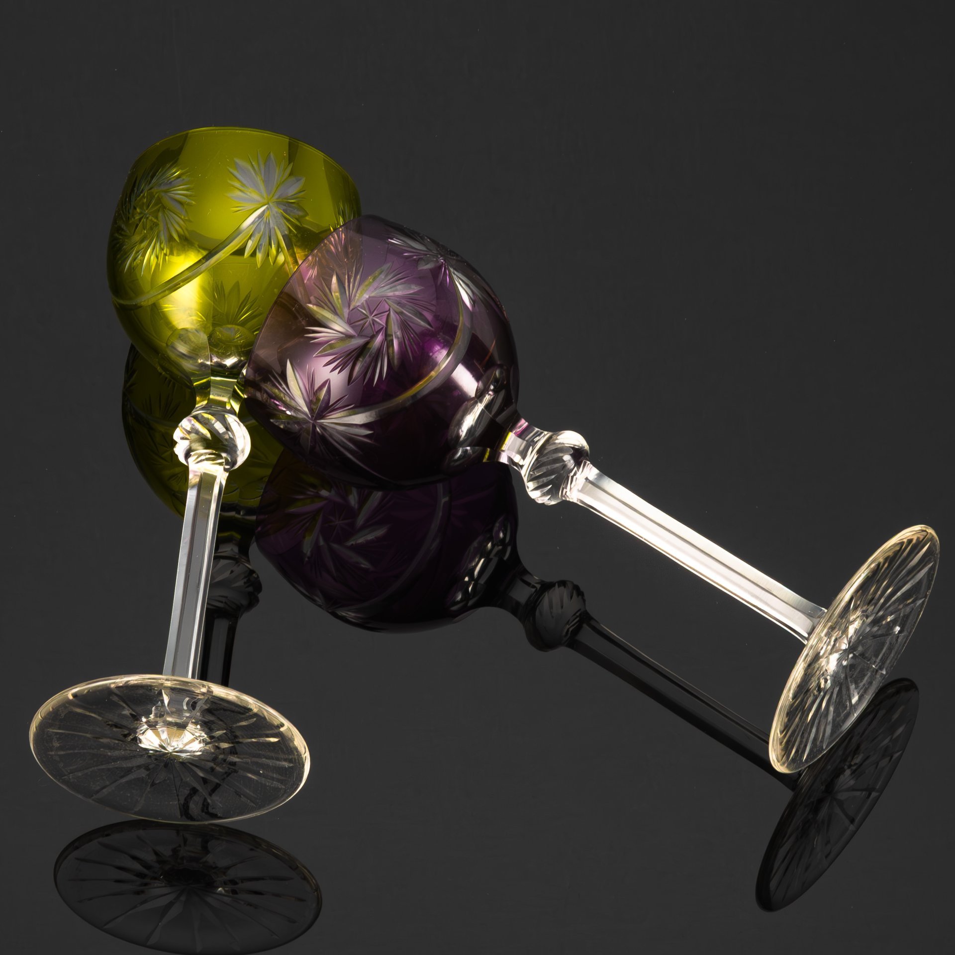 Набор из 2-х фужеров (бокалов) аметистового и зеленого оттенков с геометрическим резным декором, хрусталь, алмазная грань, Чехословакия, 1970-1990 гг.