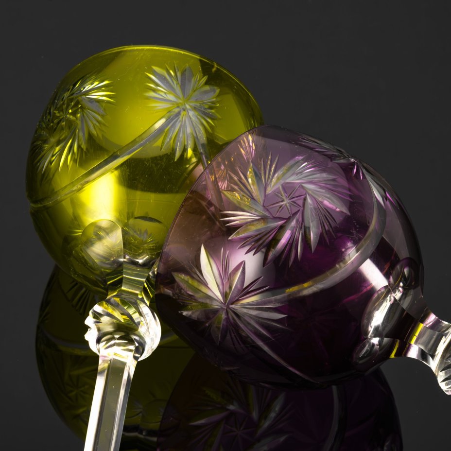 Набор из 2-х фужеров (бокалов) аметистового и зеленого оттенков с геометрическим резным декором