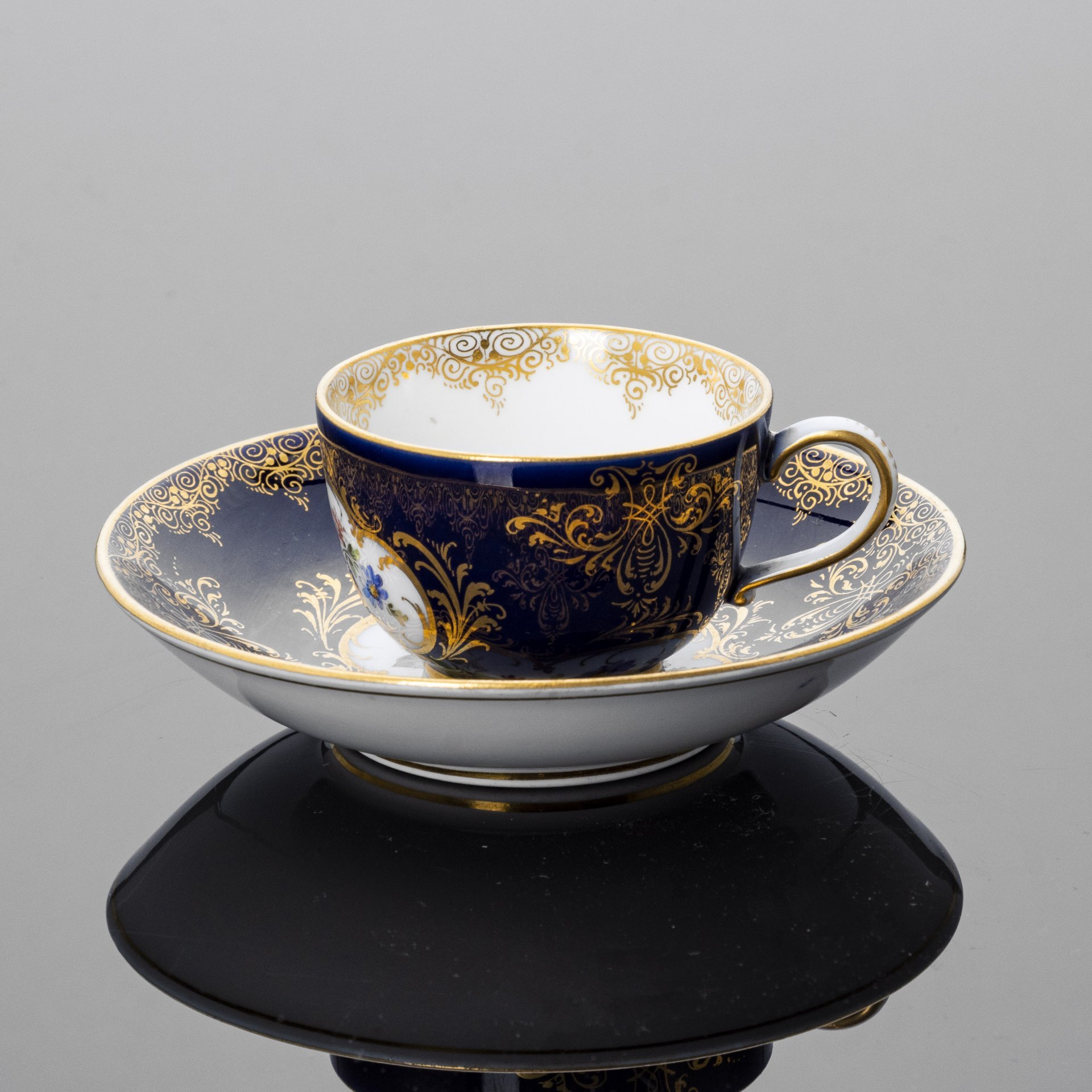 Кофейная пара с цветочным декором и кобальтовым крытьем, Meissen (Мейсенский фарфор)