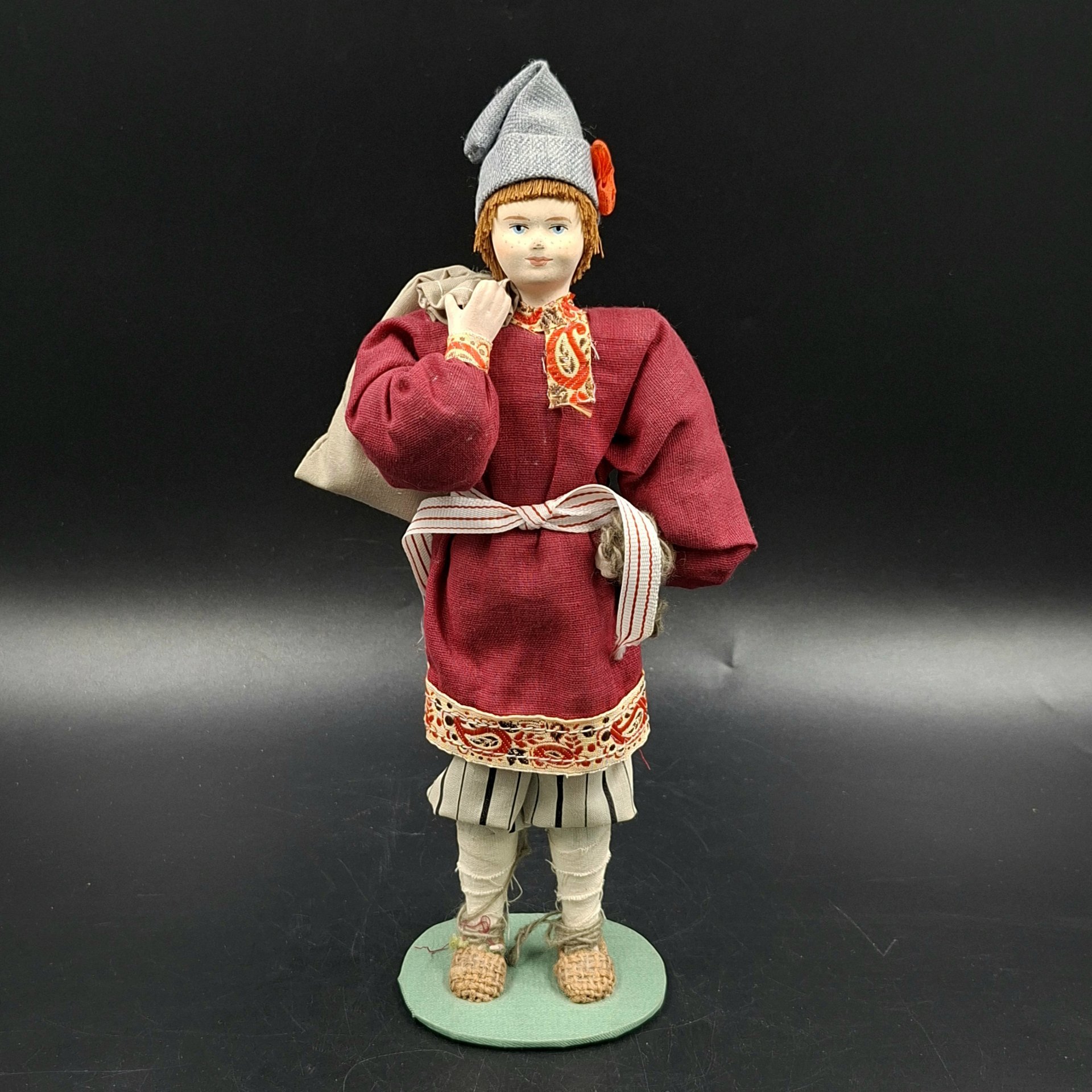 Кукла коллекционная "Крестьянский парень", фирма "Потешный промысел", фарфор, роспись, ткань, Российская Федерация, 2000-2020 гг.