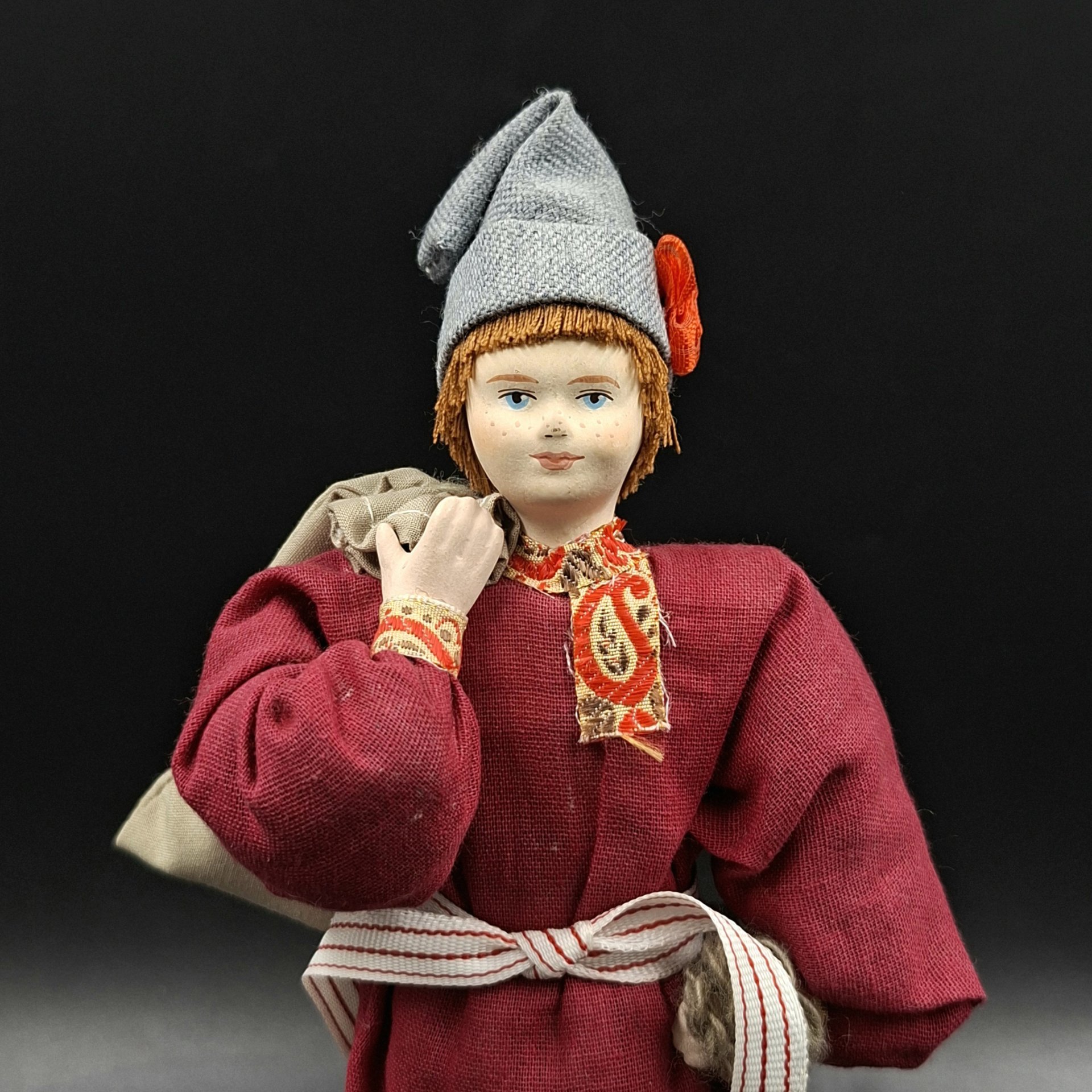 Кукла коллекционная "Крестьянский парень", фирма "Потешный промысел", фарфор, роспись, ткань, Российская Федерация, 2000-2020 гг.