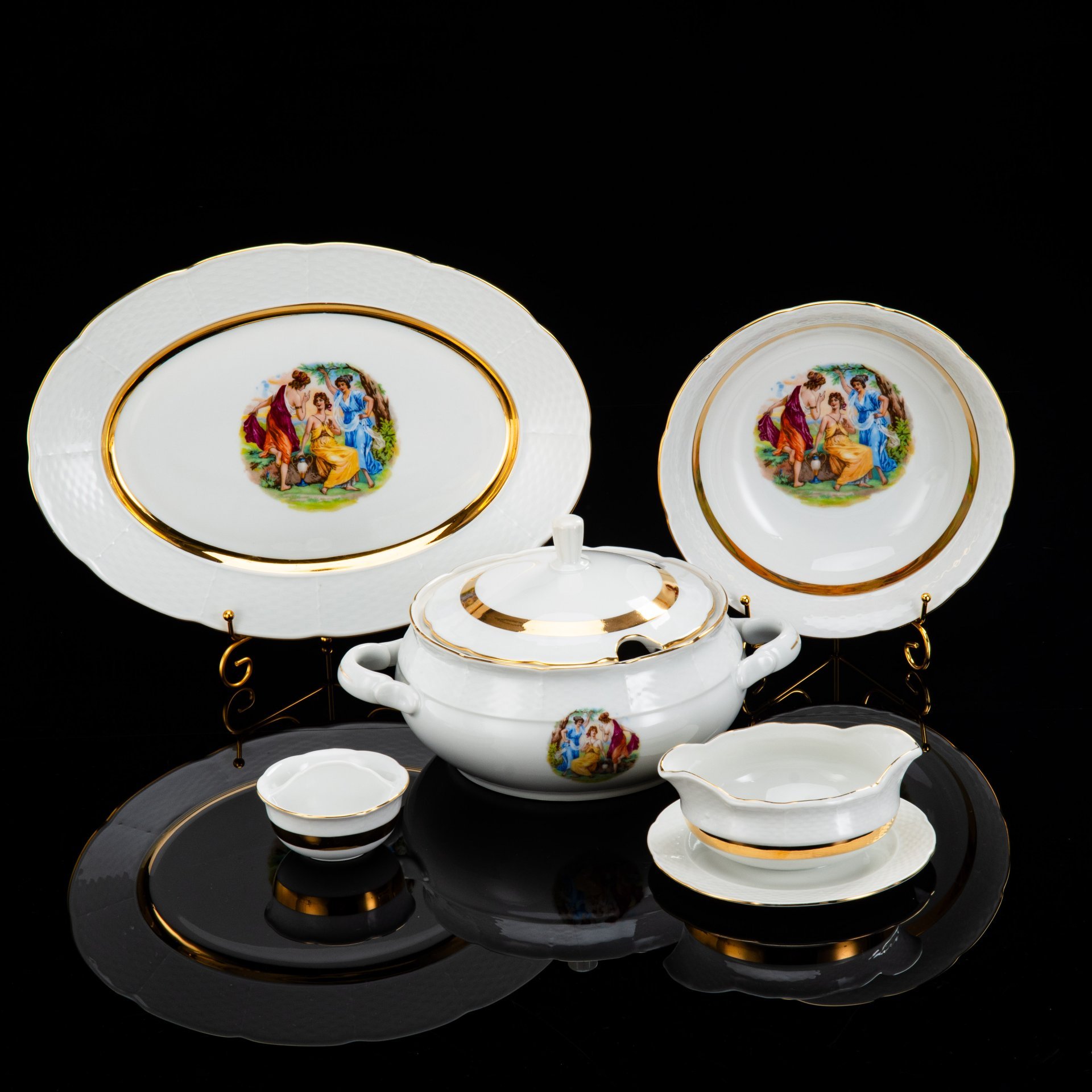 Сервиз чайно-столовый "Мадонна" на 5 персон (35 предметов), фарфор, деколь, золочение, Чехословакия, 1960-1990 гг.