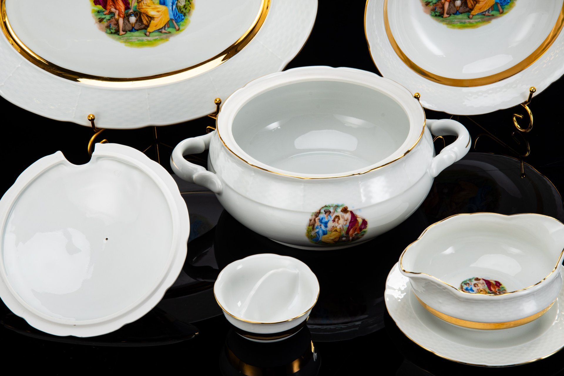 Сервиз чайно-столовый "Мадонна" на 5 персон (35 предметов), фарфор, деколь, золочение, Чехословакия, 1960-1990 гг.