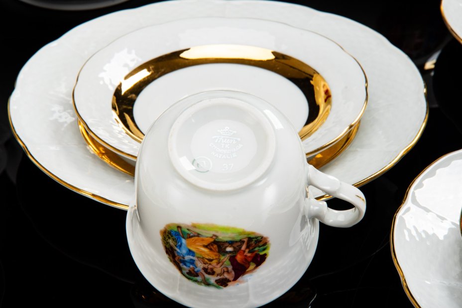 Сервиз чайно-столовый "Мадонна" на 5 персон (35 предметов), фарфор, деколь, золочение, Чехословакия, 1960-1990 гг.