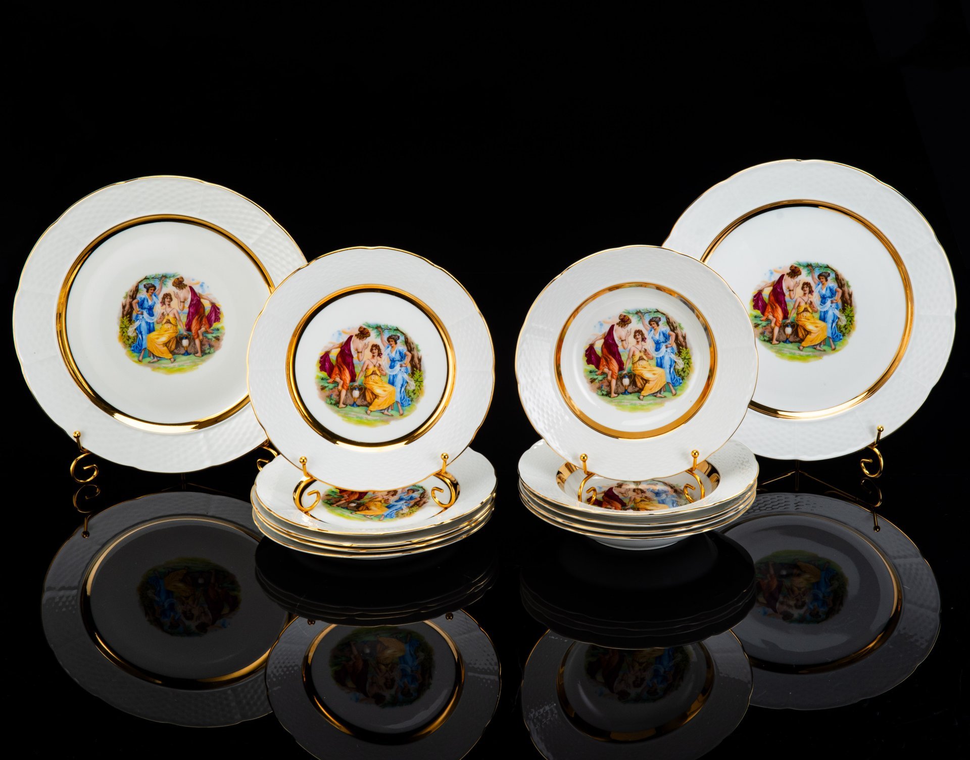 Сервиз чайно-столовый "Мадонна" на 5 персон (35 предметов), фарфор, деколь, золочение, Чехословакия, 1960-1990 гг.