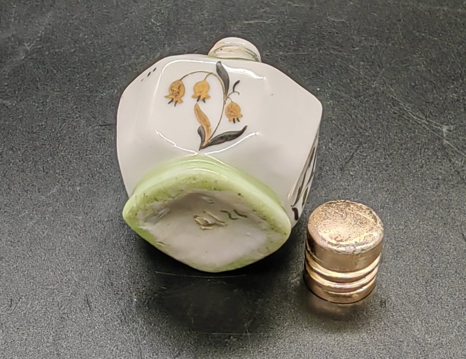 Флакон парфюмерный с декором в виде колокольчиков, Ленинградский завод фарфоровых изделий (ЛЗФИ)