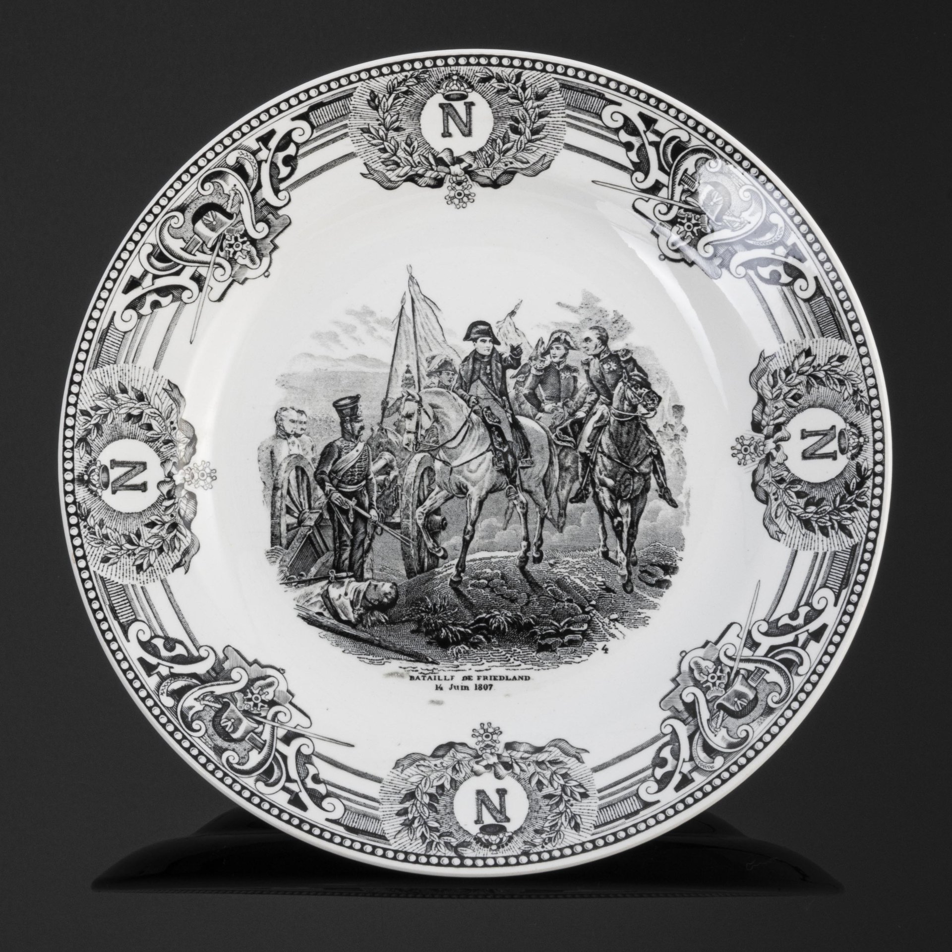 Тарелка коллекционная с изображением гравюры Ораса Верне "La Bataille de Friedland, 14 juin 1807" (Фридландское сражение), мануфактура Boch la Louviere