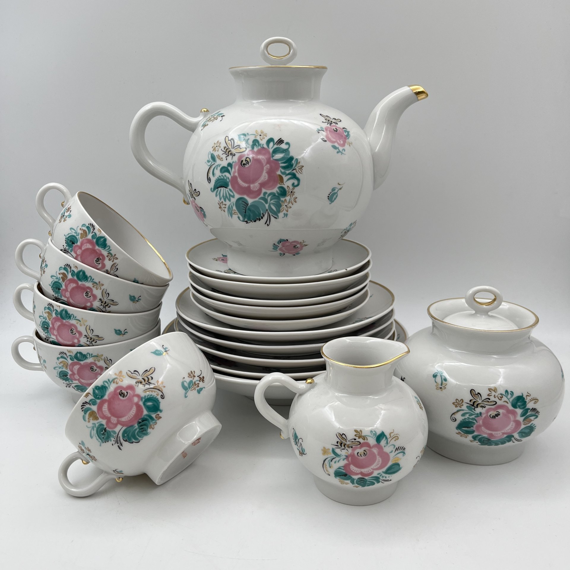 Сервиз чайный "Золотая пчелка" на 5 персон (19 предметов), автор рисунка Фирсова Е.Г., автор формы "Ангара" Яковлева С.Е.