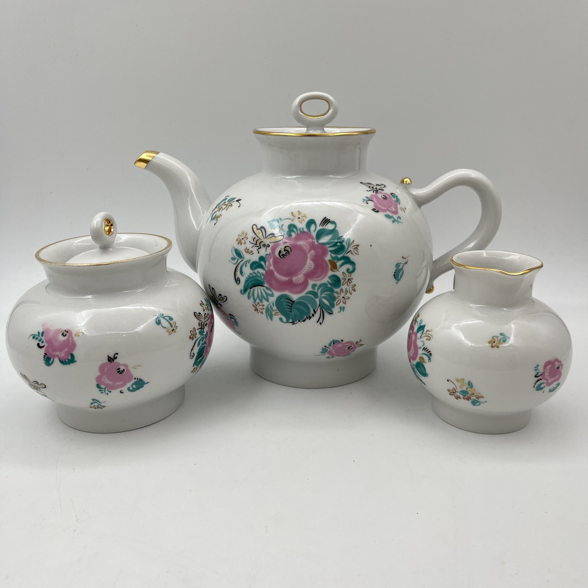 Сервиз чайный "Золотая пчелка" на 5 персон (19 предметов), автор рисунка Фирсова Е.Г., автор формы "Ангара" Яковлева С.Е.