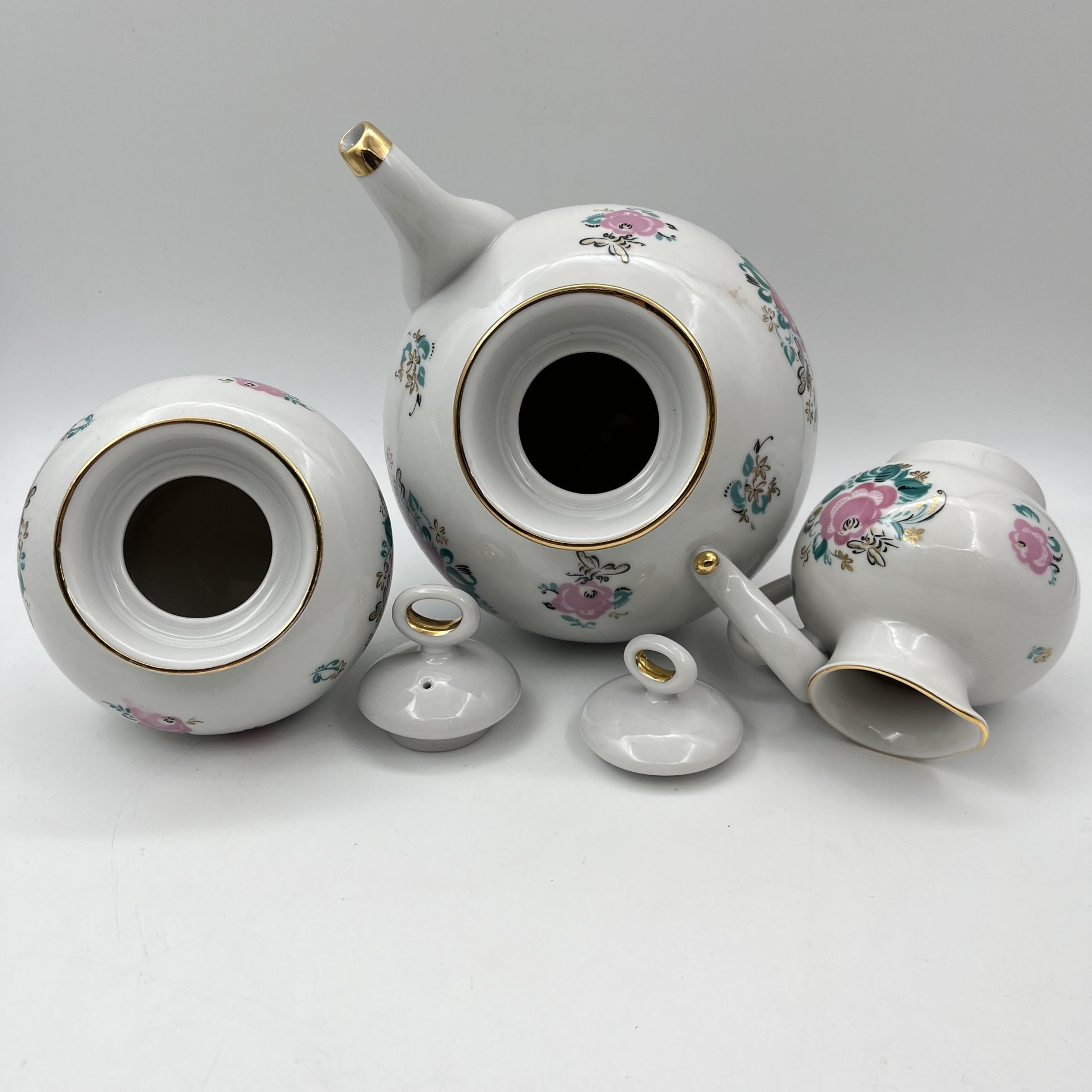 Сервиз чайный "Золотая пчелка" на 5 персон (19 предметов), автор рисунка Фирсова Е.Г., автор формы "Ангара" Яковлева С.Е.