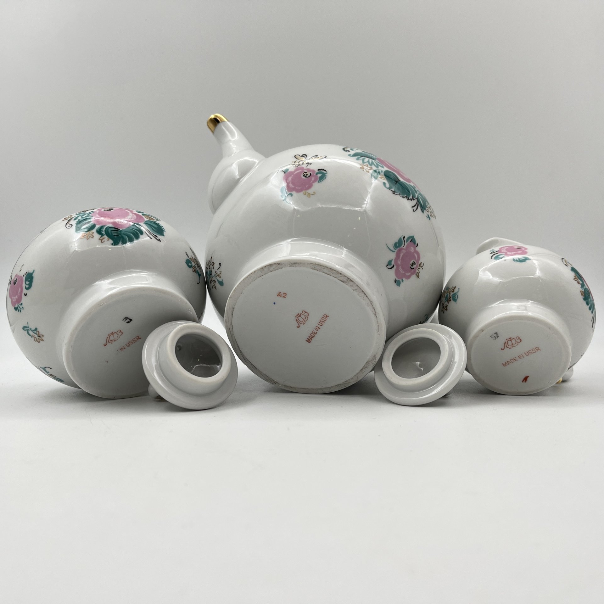 Сервиз чайный "Золотая пчелка" на 5 персон (19 предметов), автор рисунка Фирсова Е.Г., автор формы "Ангара" Яковлева С.Е.