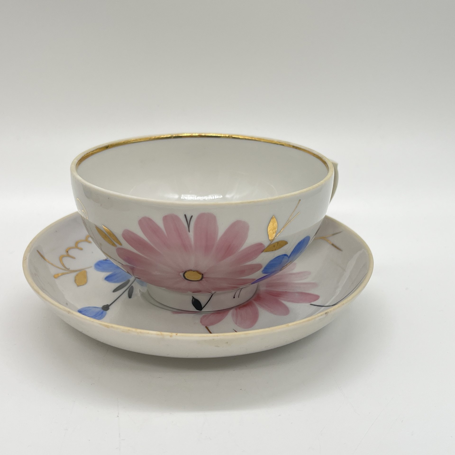 Чайная пара с расписным цветочным декором, фарфор, роспись, золочение, Дулевский фарфоровый завод (Дулёво), СССР, 1970-1990 гг.