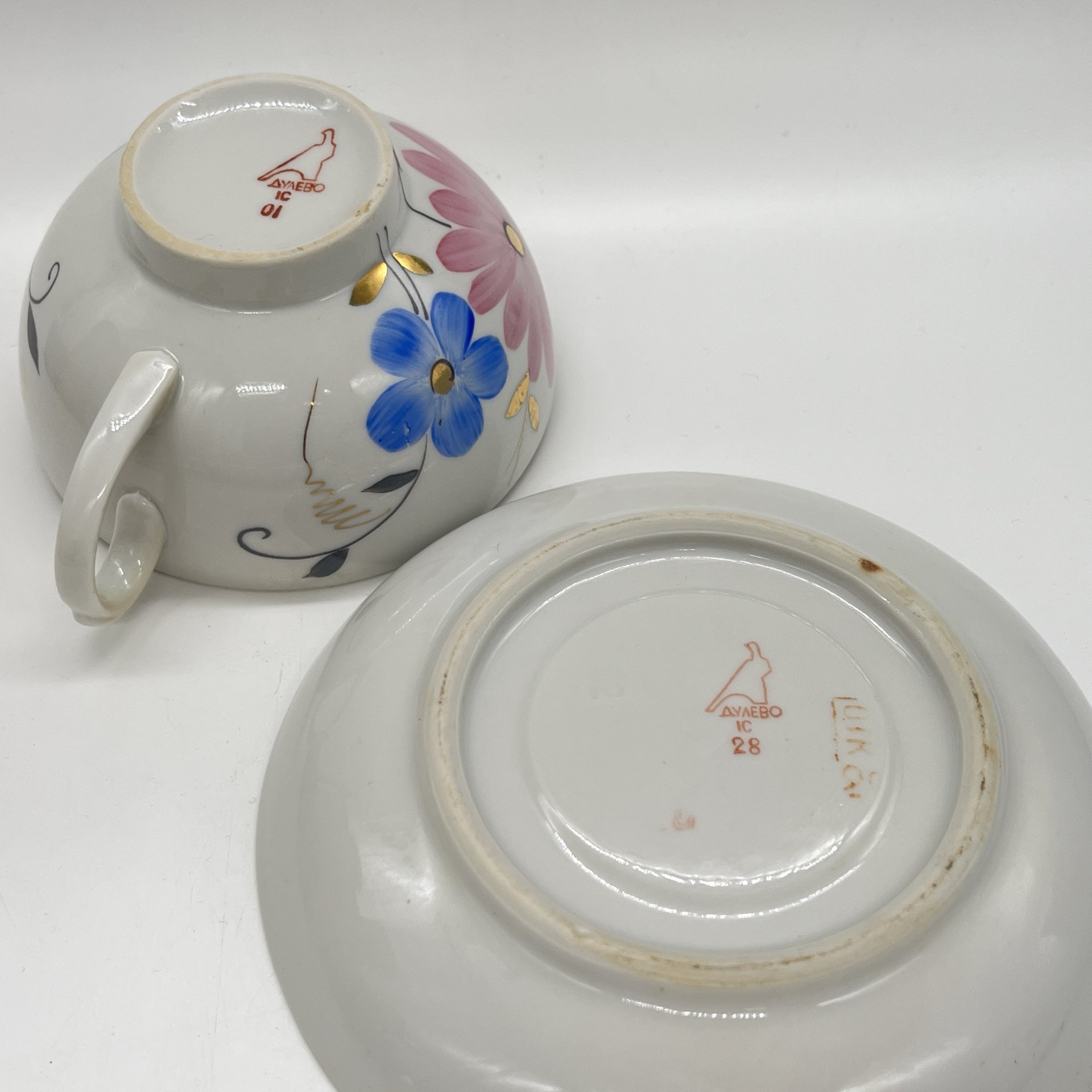 Чайная пара с расписным цветочным декором, фарфор, роспись, золочение, Дулевский фарфоровый завод (Дулёво), СССР, 1970-1990 гг.