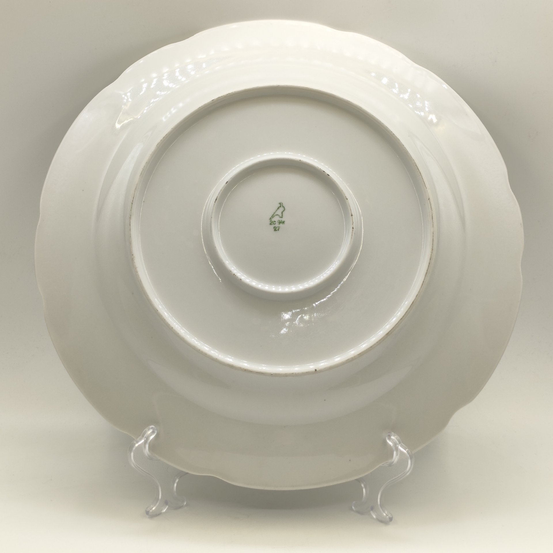 Большое сервировочное блюдо круглой формы с цветочным декором