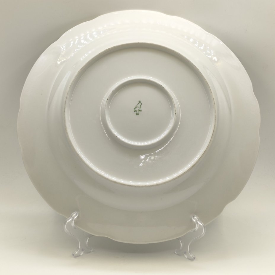 Большое сервировочное блюдо круглой формы с цветочным декором