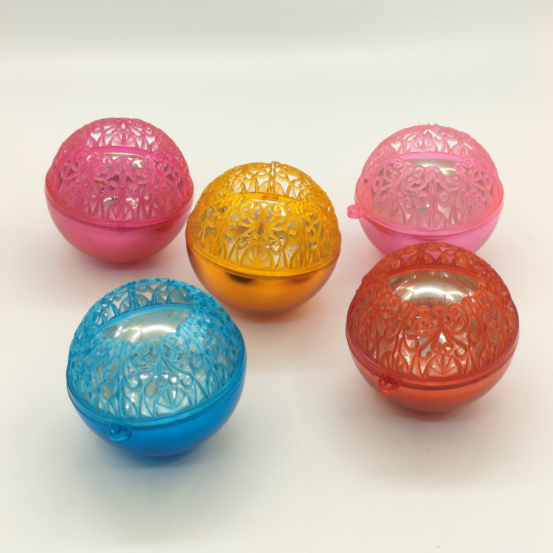 Набор из 5-ти ёлочных шаров с ажурным декором