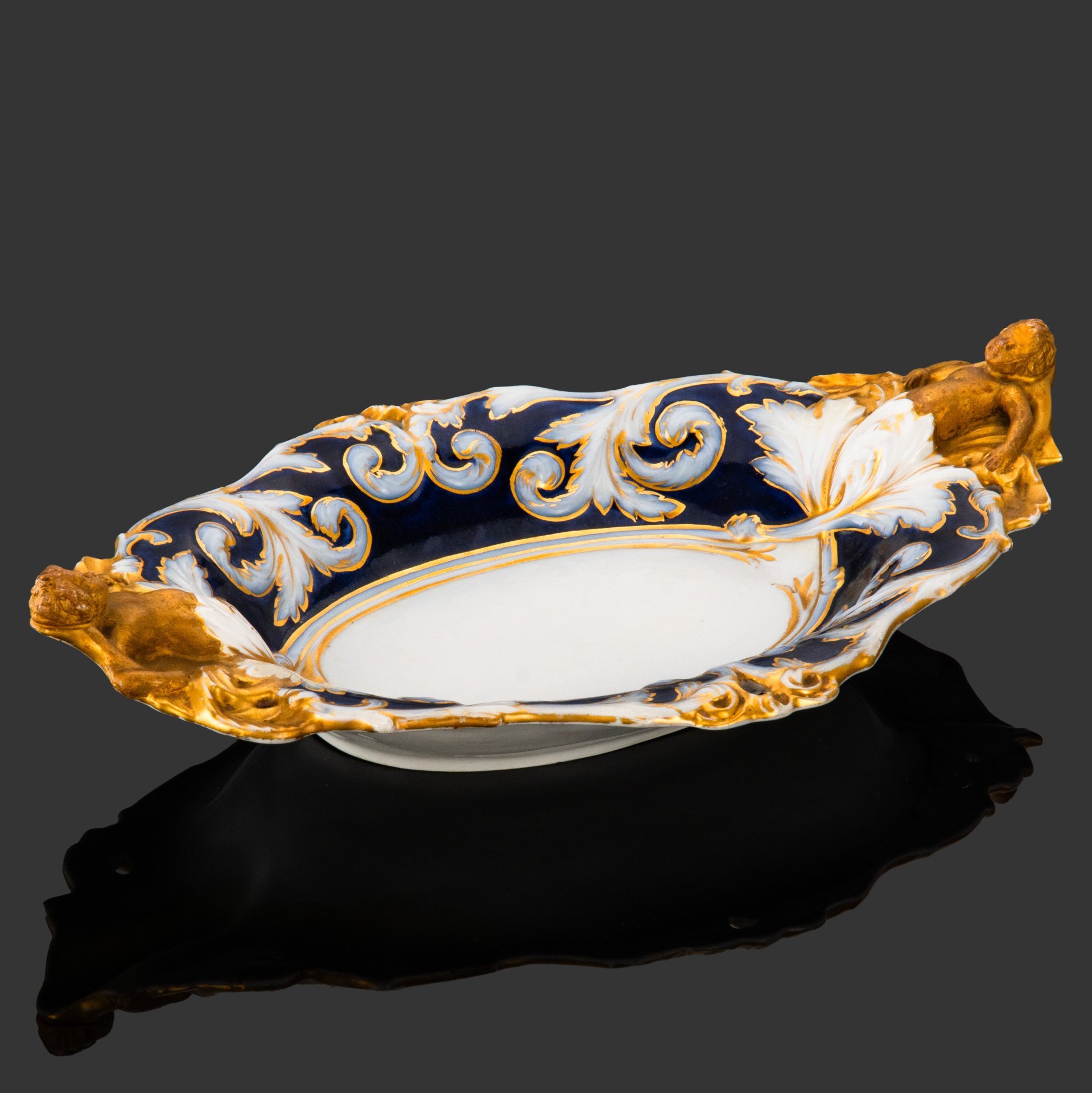 Блюдо для подачи с фигурками путти, мануфактура "F.A. Schumann" (Шуманн), фарфор, крытье, золочение