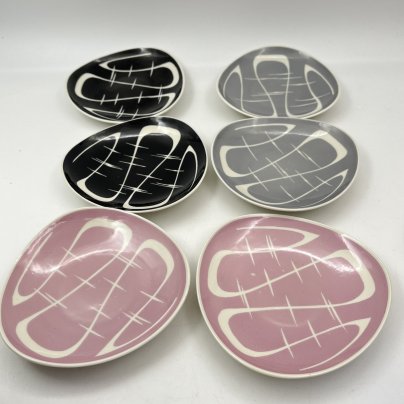 Набор из блюда и шести разноцветных розеток, выполненных в минималистичном дизайне, фарфор, крытье, Lichte Porzellan (Лихте), Германия, 1958-1976 гг.