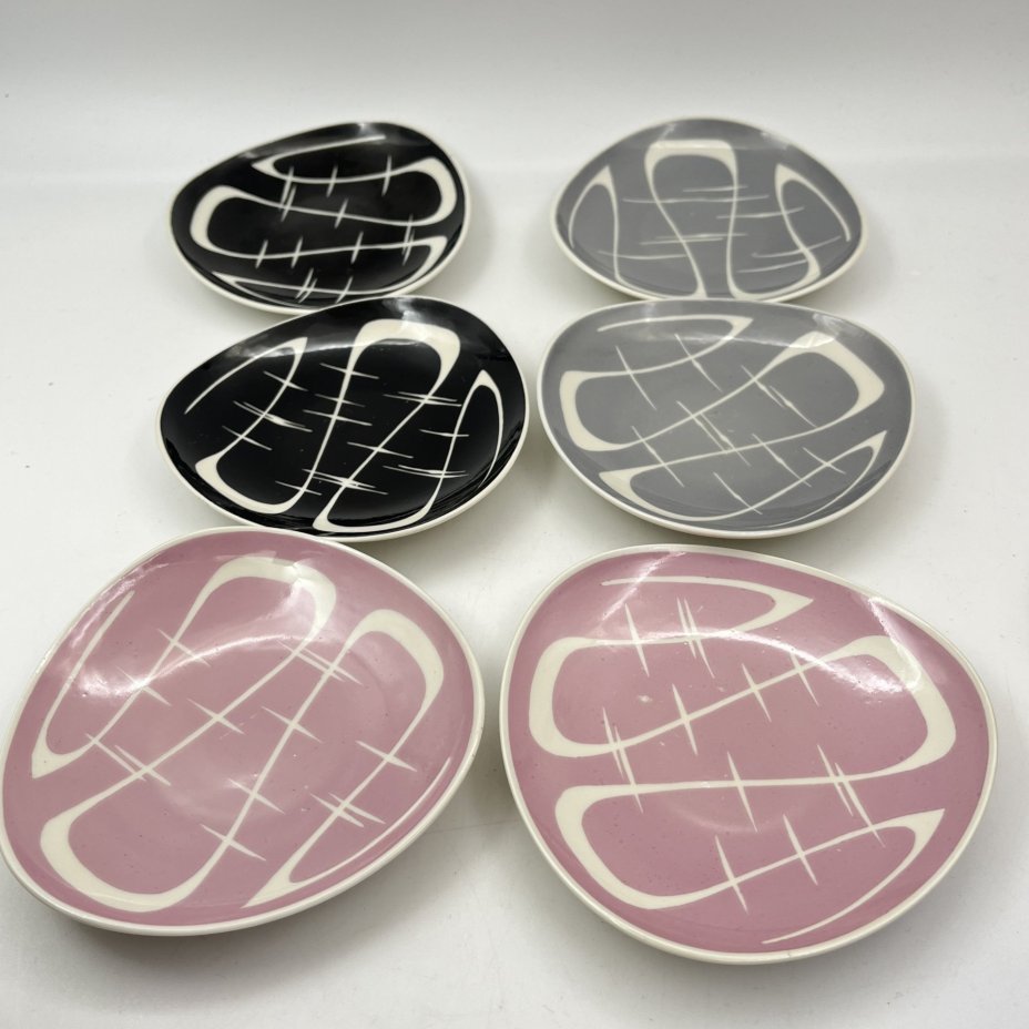 Набор из блюда и шести разноцветных розеток, выполненных в минималистичном дизайне, фарфор, крытье, Lichte Porzellan (Лихте), Германия, 1958-1976 гг.