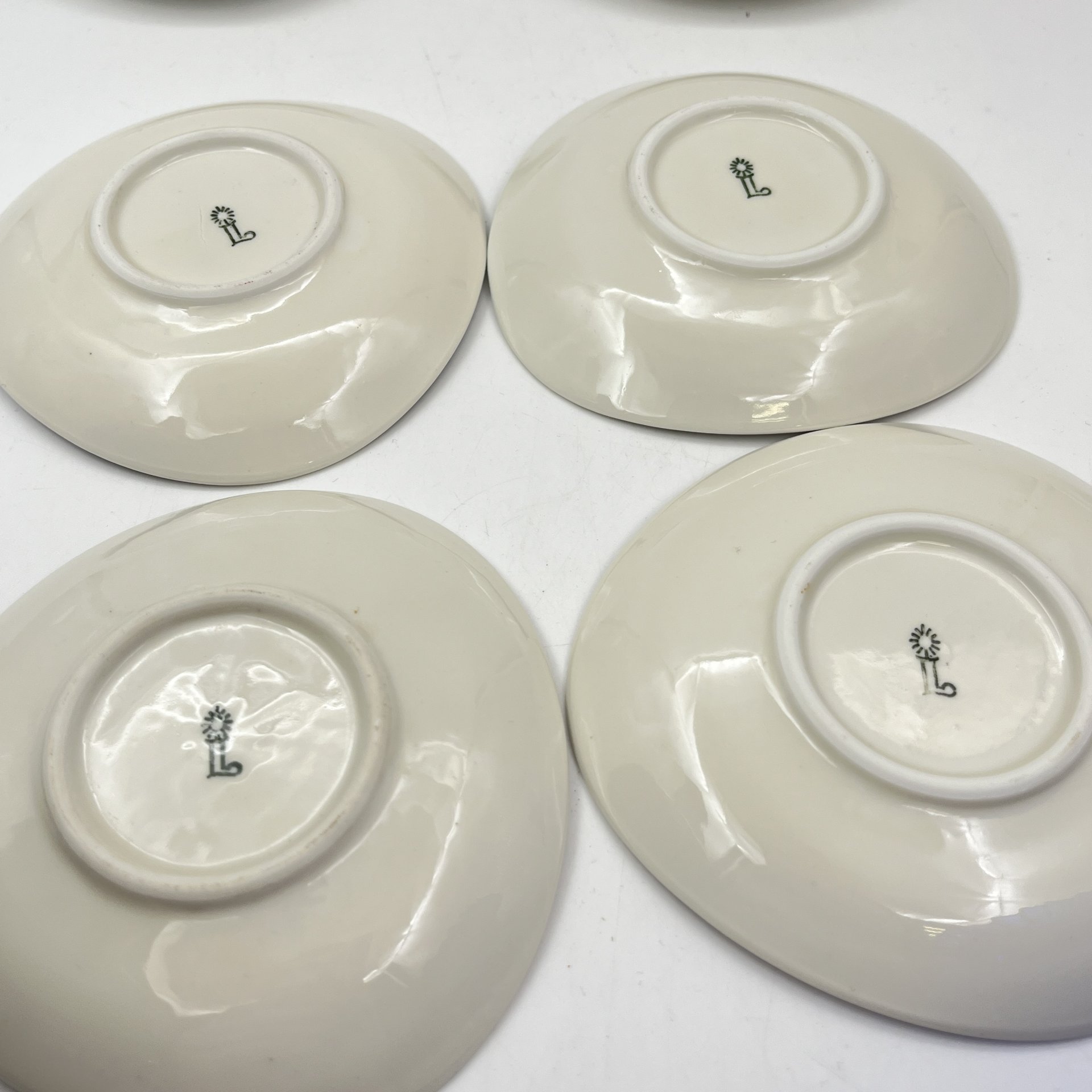 Набор из блюда и шести разноцветных розеток, выполненных в минималистичном дизайне, фарфор, крытье, Lichte Porzellan (Лихте), Германия, 1958-1976 гг.