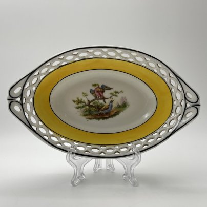 Конфетница с прорезным бортом, украшенная изображением птиц