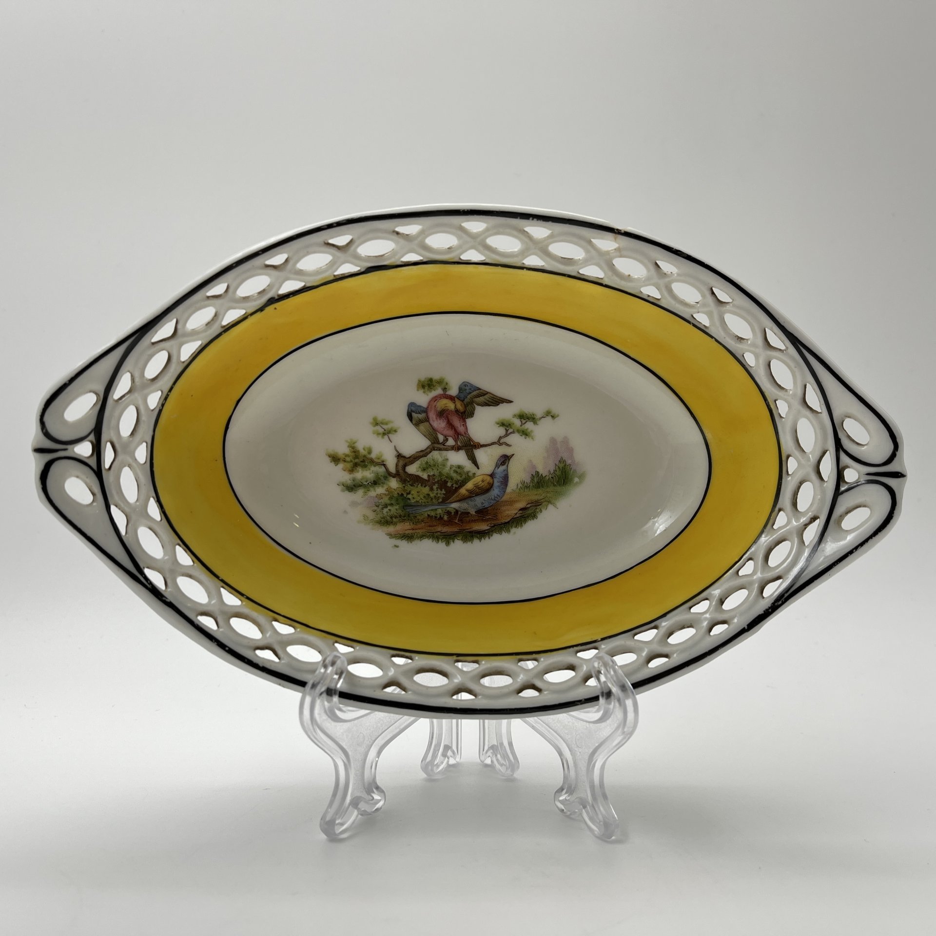 Конфетница с прорезным бортом, украшенная изображением птиц