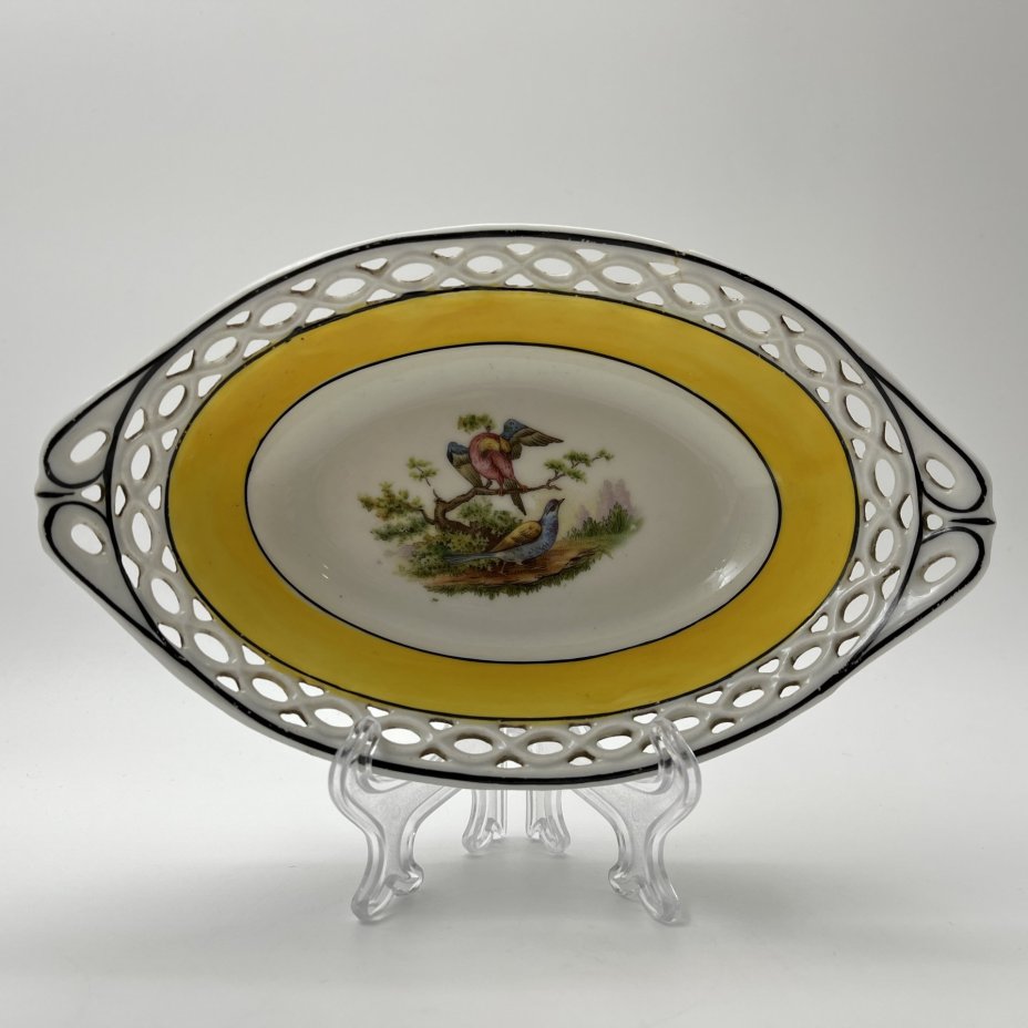 Конфетница с прорезным бортом, украшенная изображением птиц