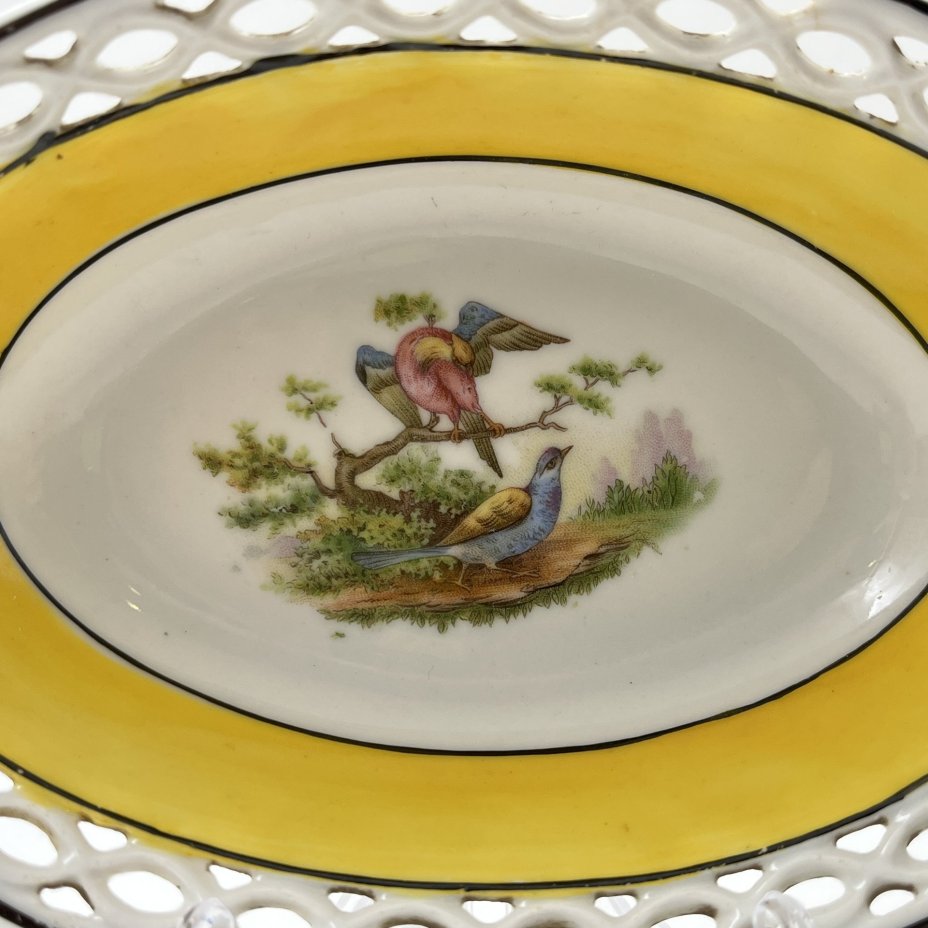 Конфетница с прорезным бортом, украшенная изображением птиц