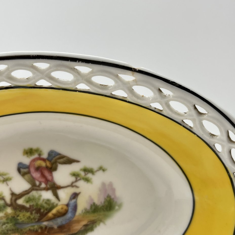 Конфетница с прорезным бортом, украшенная изображением птиц