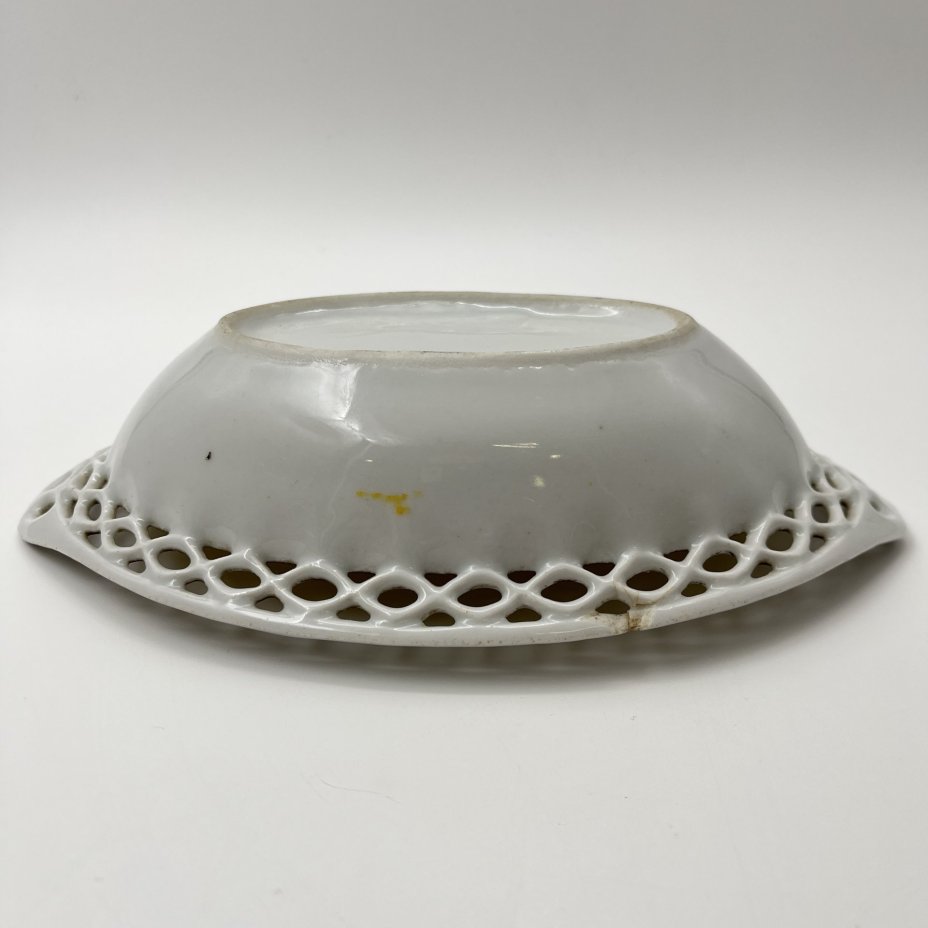 Конфетница с прорезным бортом, украшенная изображением птиц